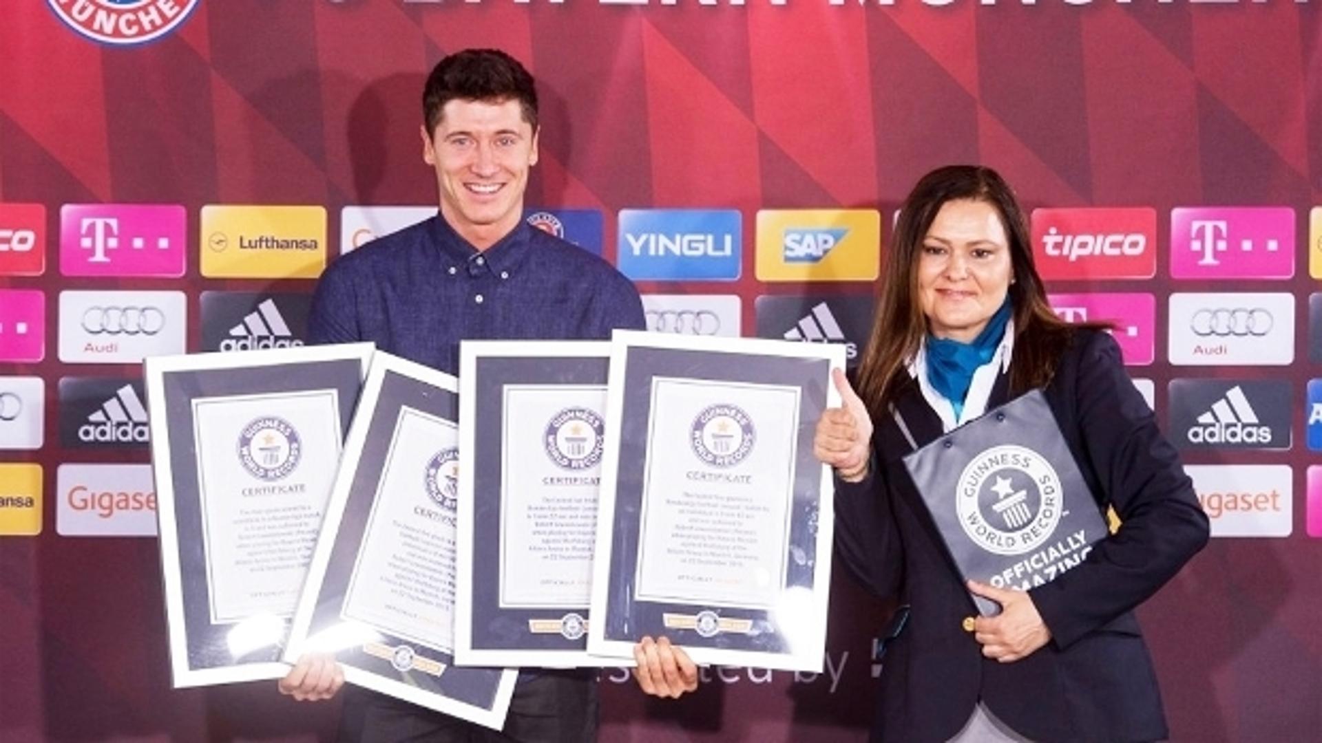 Lewandowski entrou para o Guiness com quatro marcas diferentes (Foto: Divulgação / Bayern)