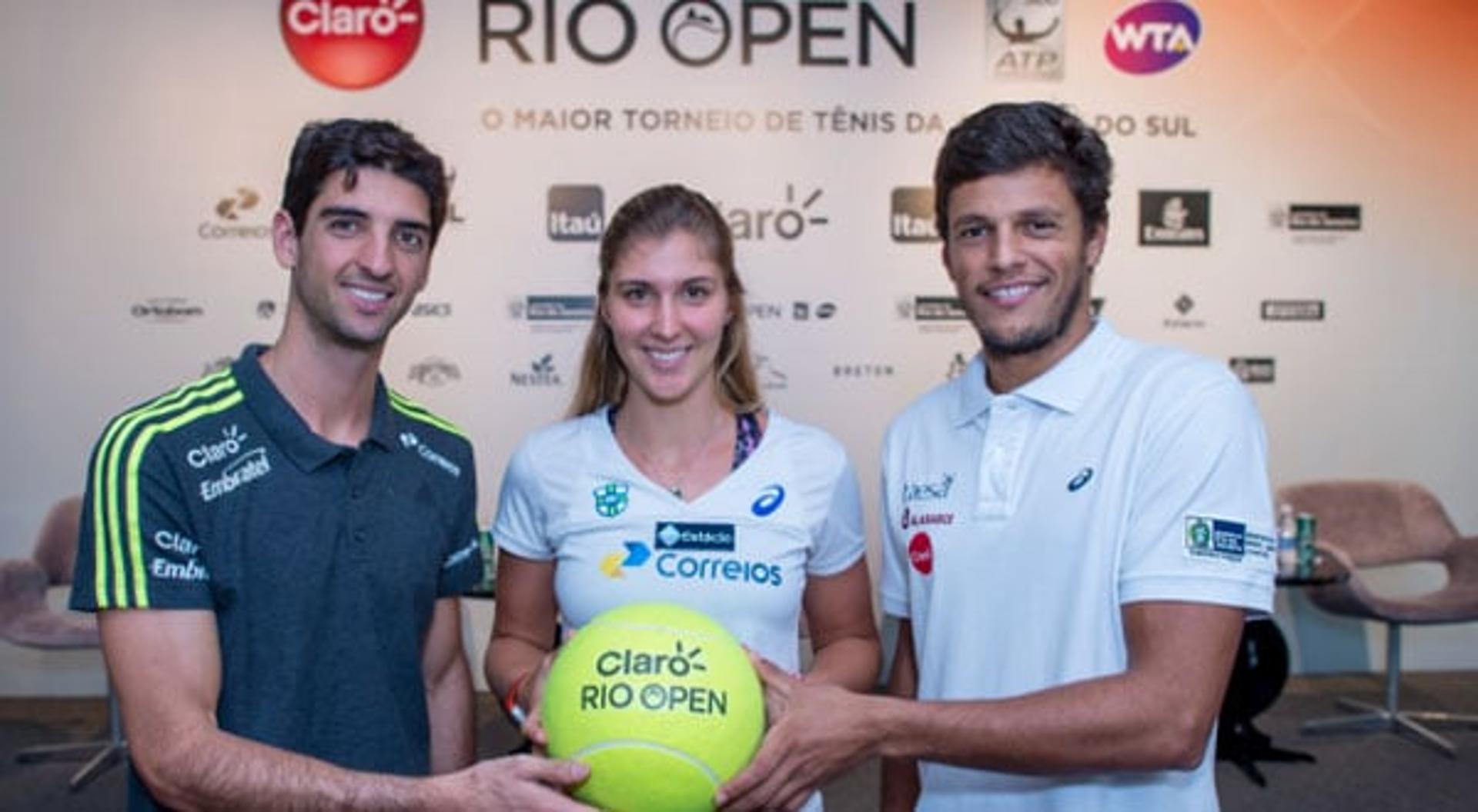 Thomaz Bellucci com Beatriz Maia e João Souza, o Feijão no Rio Open. Crédito: Agif