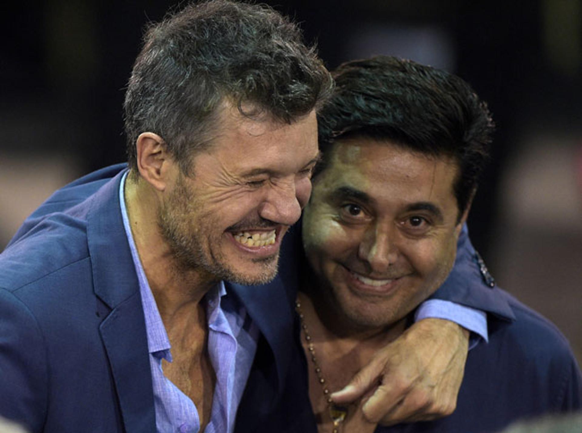 Marcelo Tinelli e Daniel Angelici, presidente do Boca Juniors (Foto: Juan Mabromata / AFP)