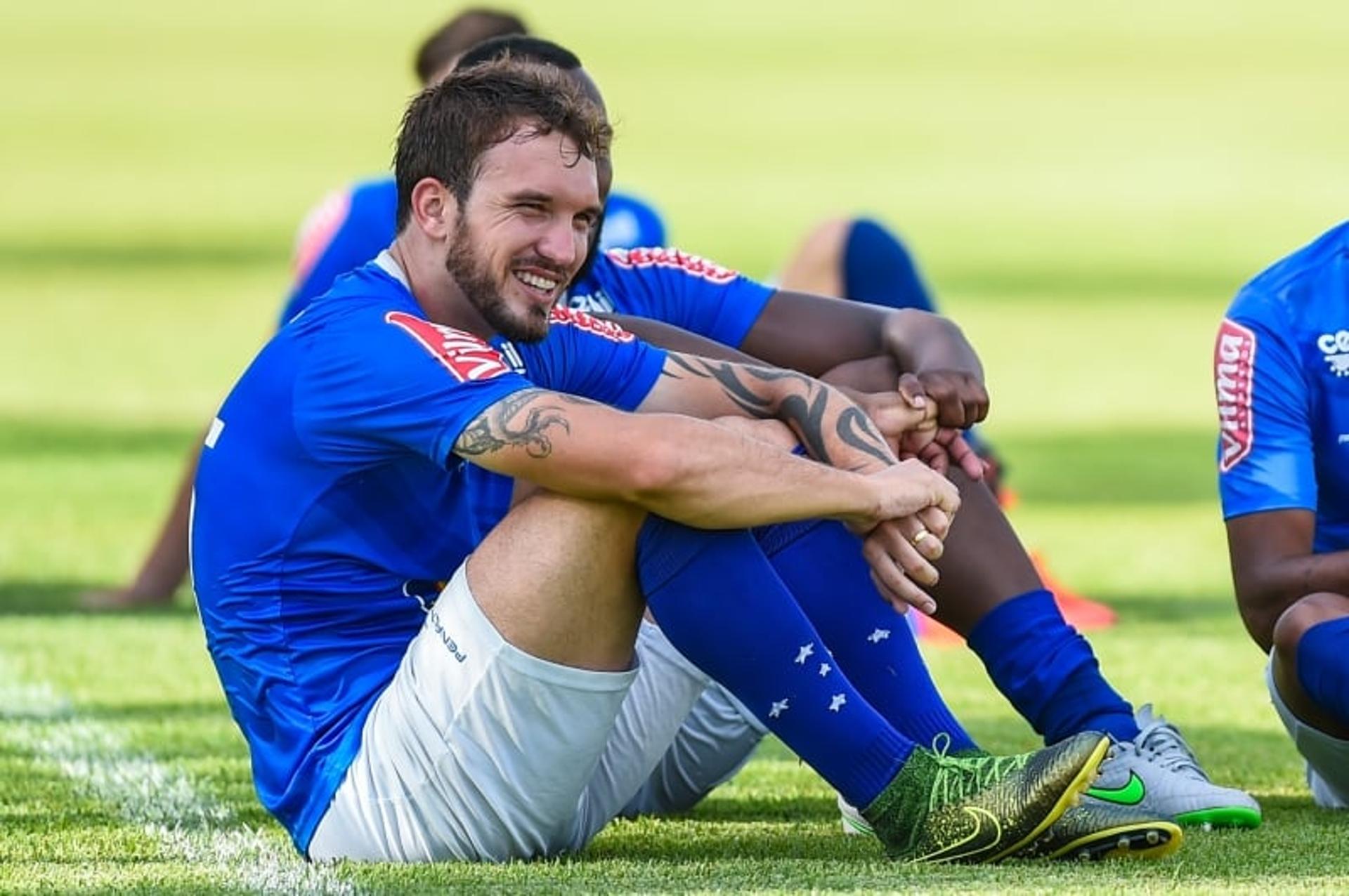 Willian Farias entra como titular do Cruzeiro diante do Internacional (Foto: Pedro Vilela/Light Press)