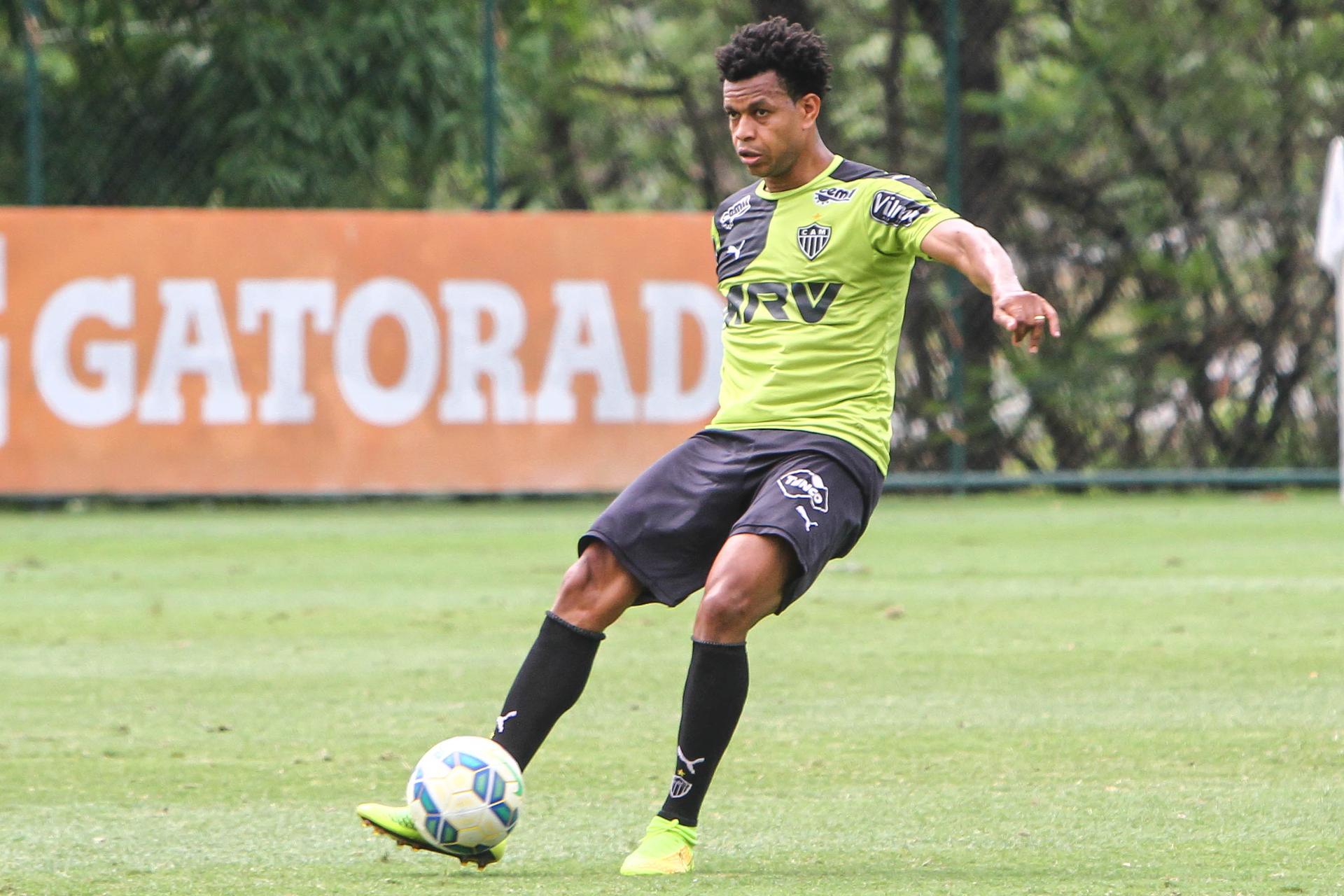 Edcarlos renova contrato por uma temporada com o Atlético-MG (Foto: Bruno Cantini/Divulgação Atlético-MG)