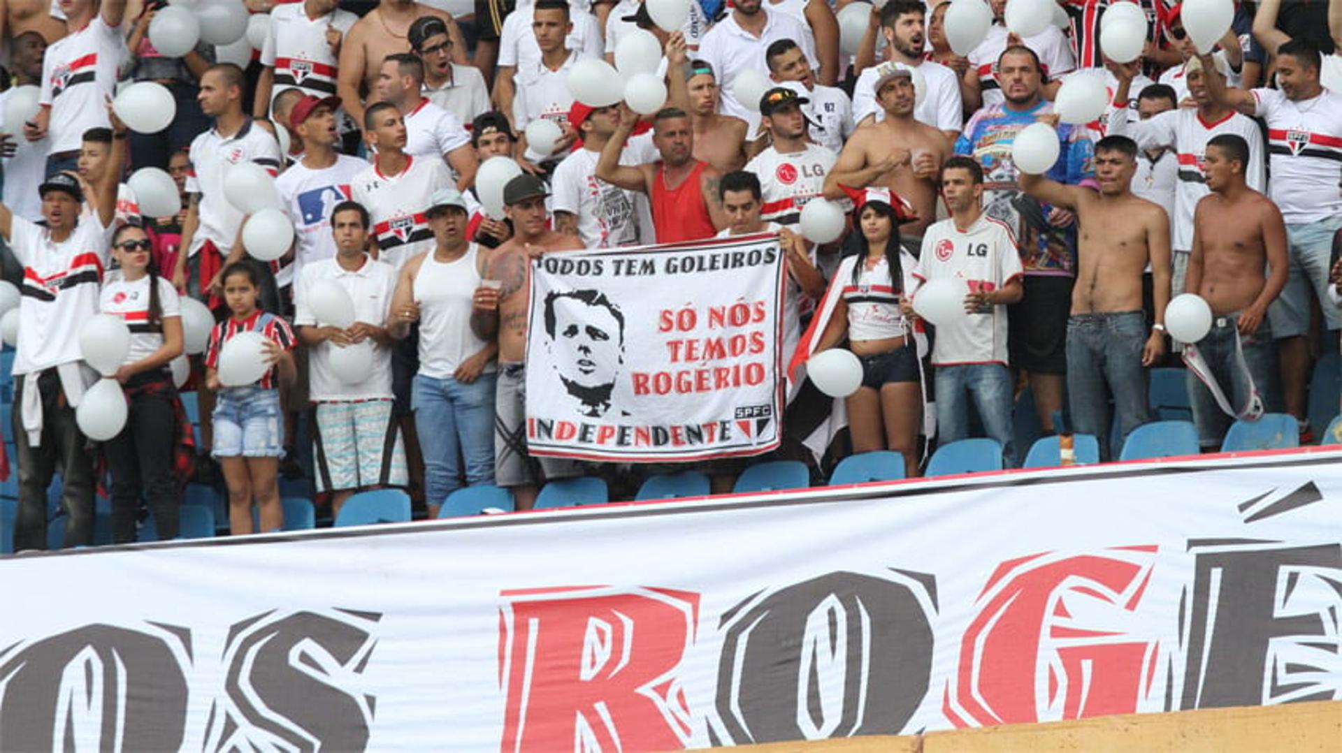 HOME - Goiás x São Paulo - Campeonato Brasileiro - Faixa da torcida para Rogério Ceni no Serra Dourada (Foto: Carlos Costa/LANCE!Press)