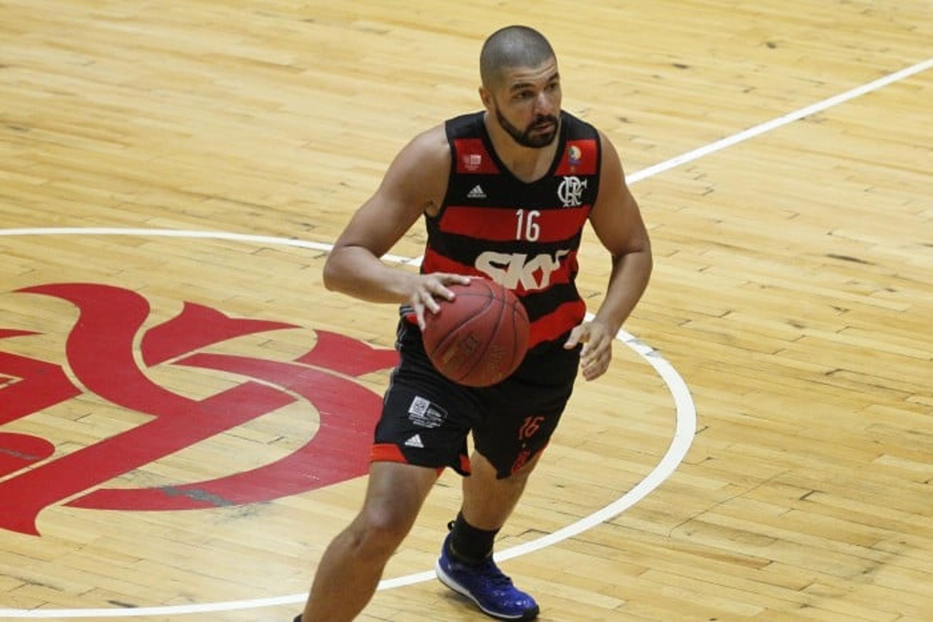 Olivinha voltou de lesão no massacre rubro-negro sobre o Caxias (Foto: Gilvan de Souza/Flamengo)