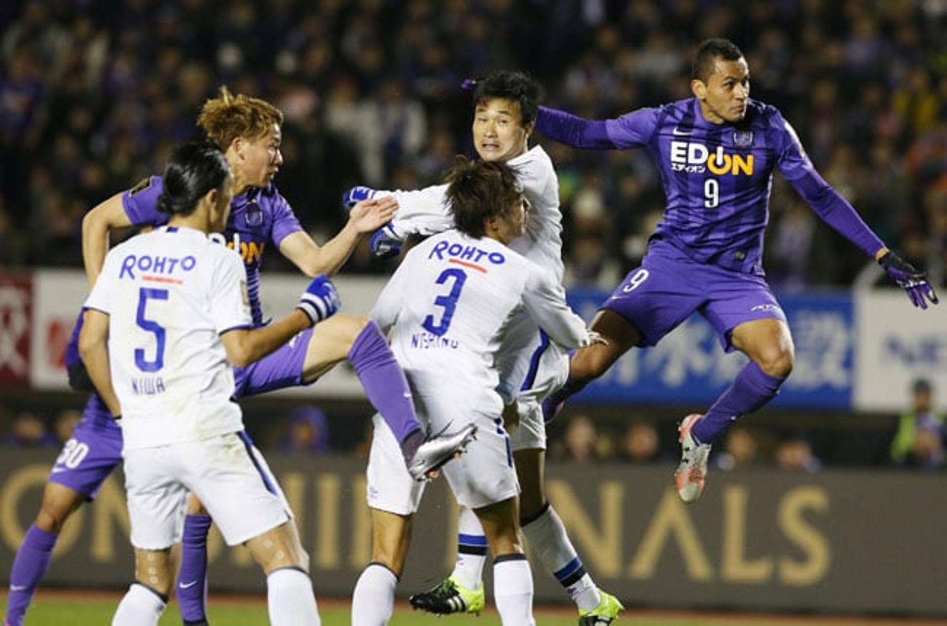 Douglas é o único brasileiro do Sanfrecce Hiroshima (Foto: Jiji Press / AFP)