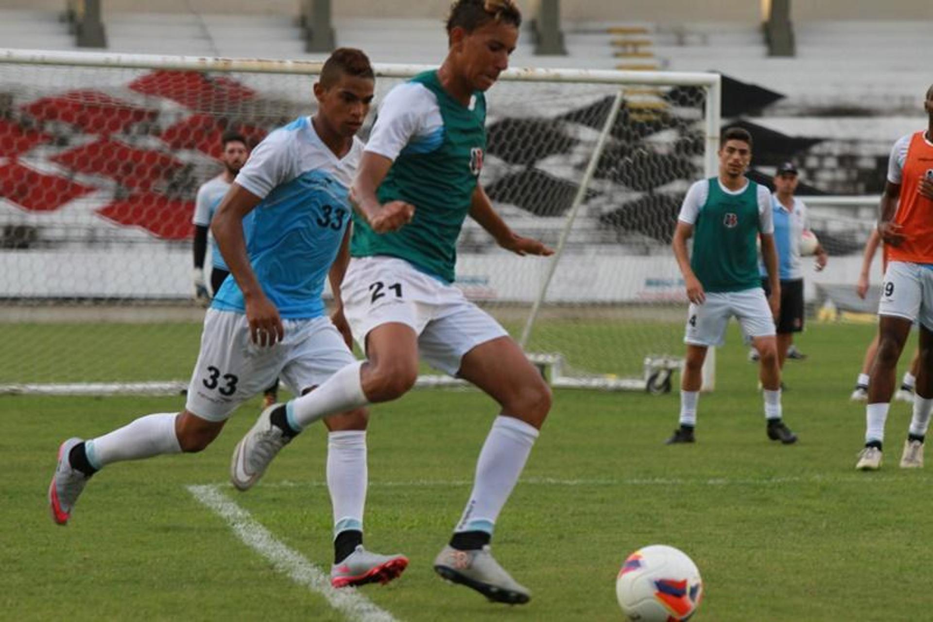 Marcílio, de 20 anos, teve seu contrato renovado até 2017 (Foto: Antônio Melcop/Santa Cruz)