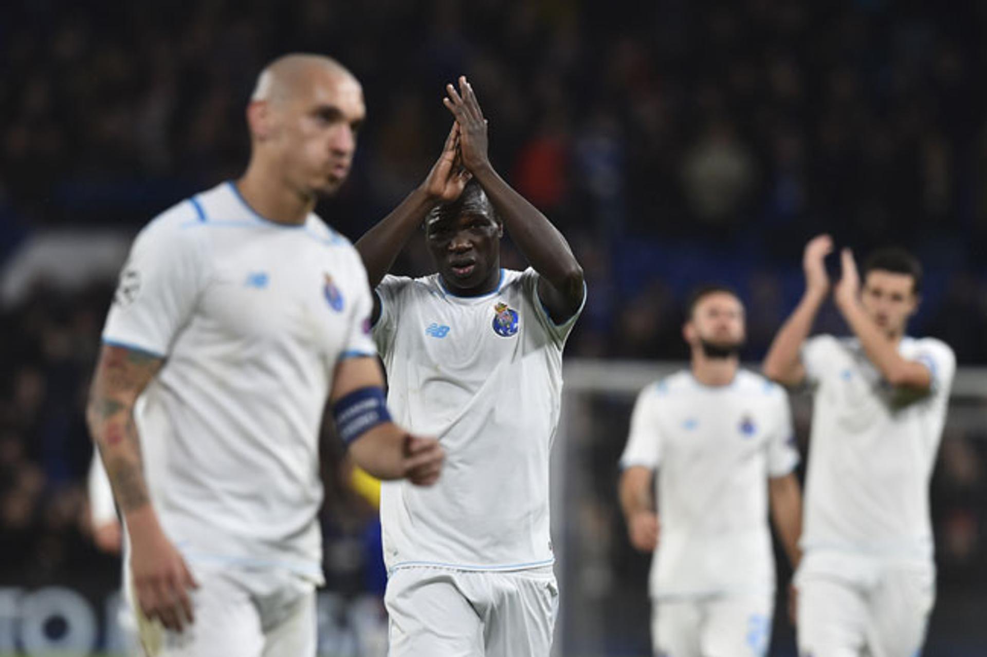 Jogadores do Porto após derrota para o Chelsea, na Inglaterra (Foto: Ben Stansall / AFP)