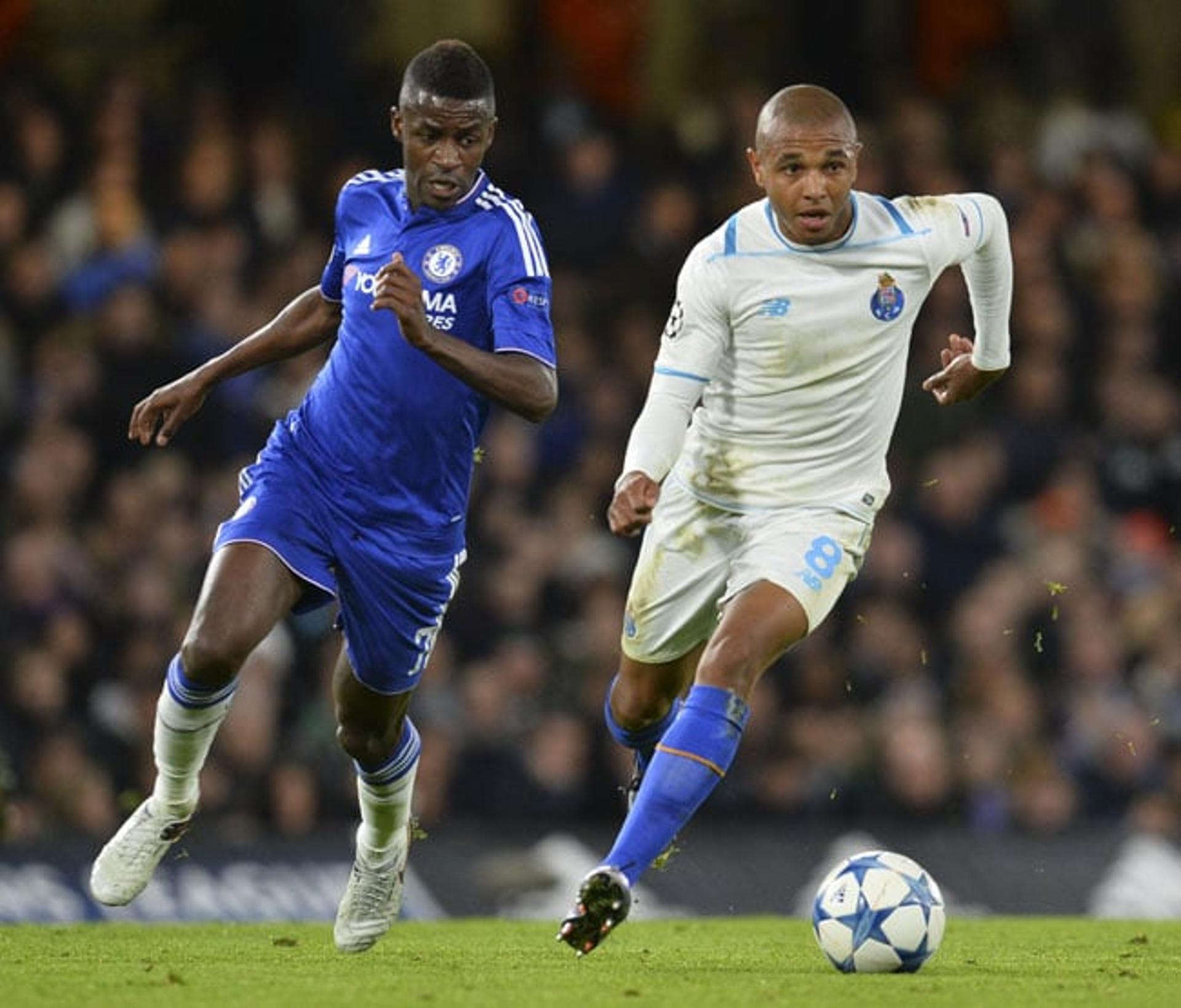 Ramires foi bem na vitória do Chelsea sobre o Porto (Foto: Glyn Kirk / AFP)