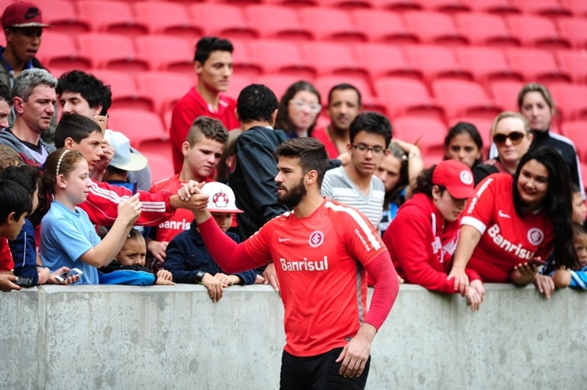 Alisson recebe o carinho da torcida no Beira-Rio (Foto: Ricardo Duarte/Internacional)