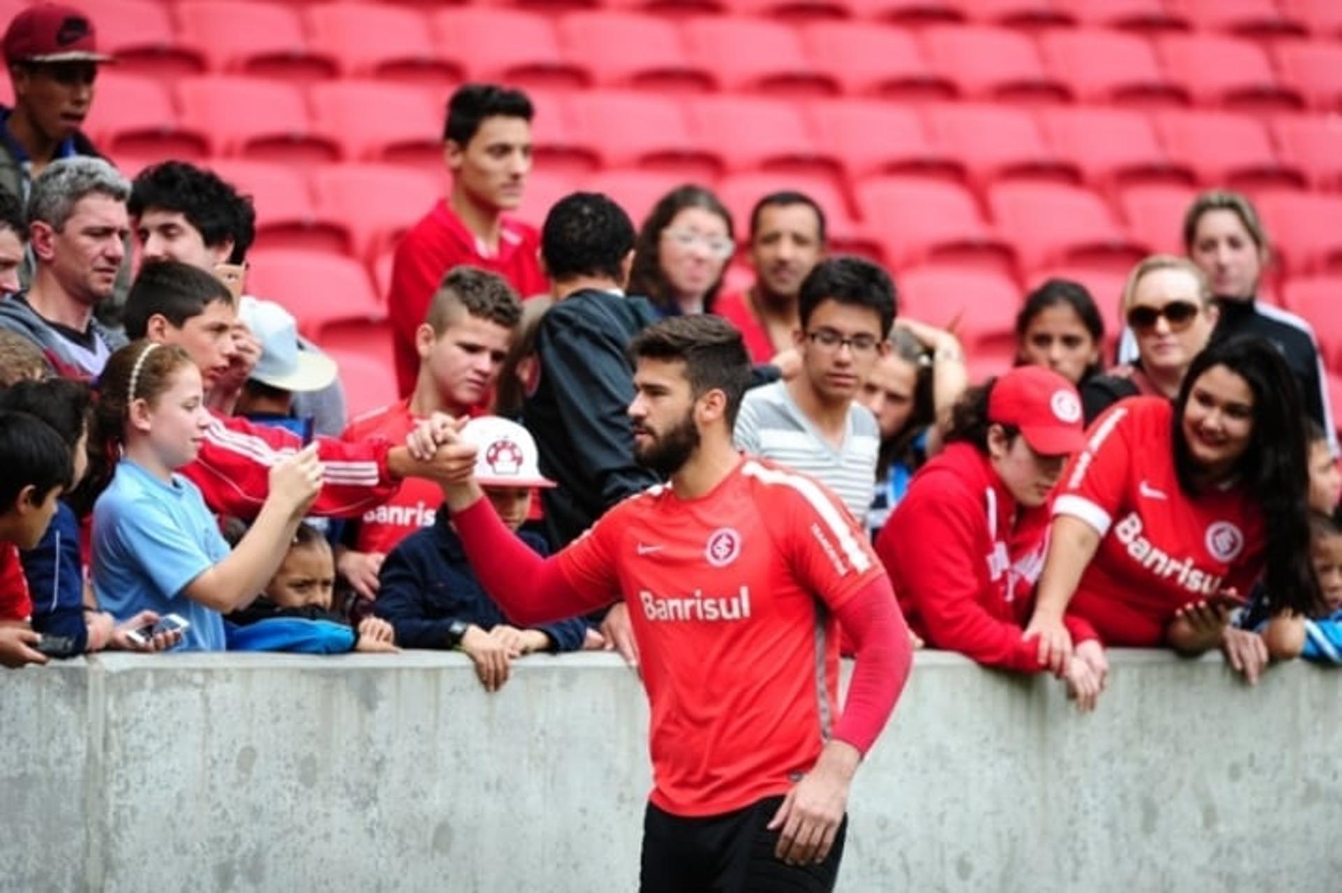 Alisson recebe o carinho da torcida no Beira-Rio