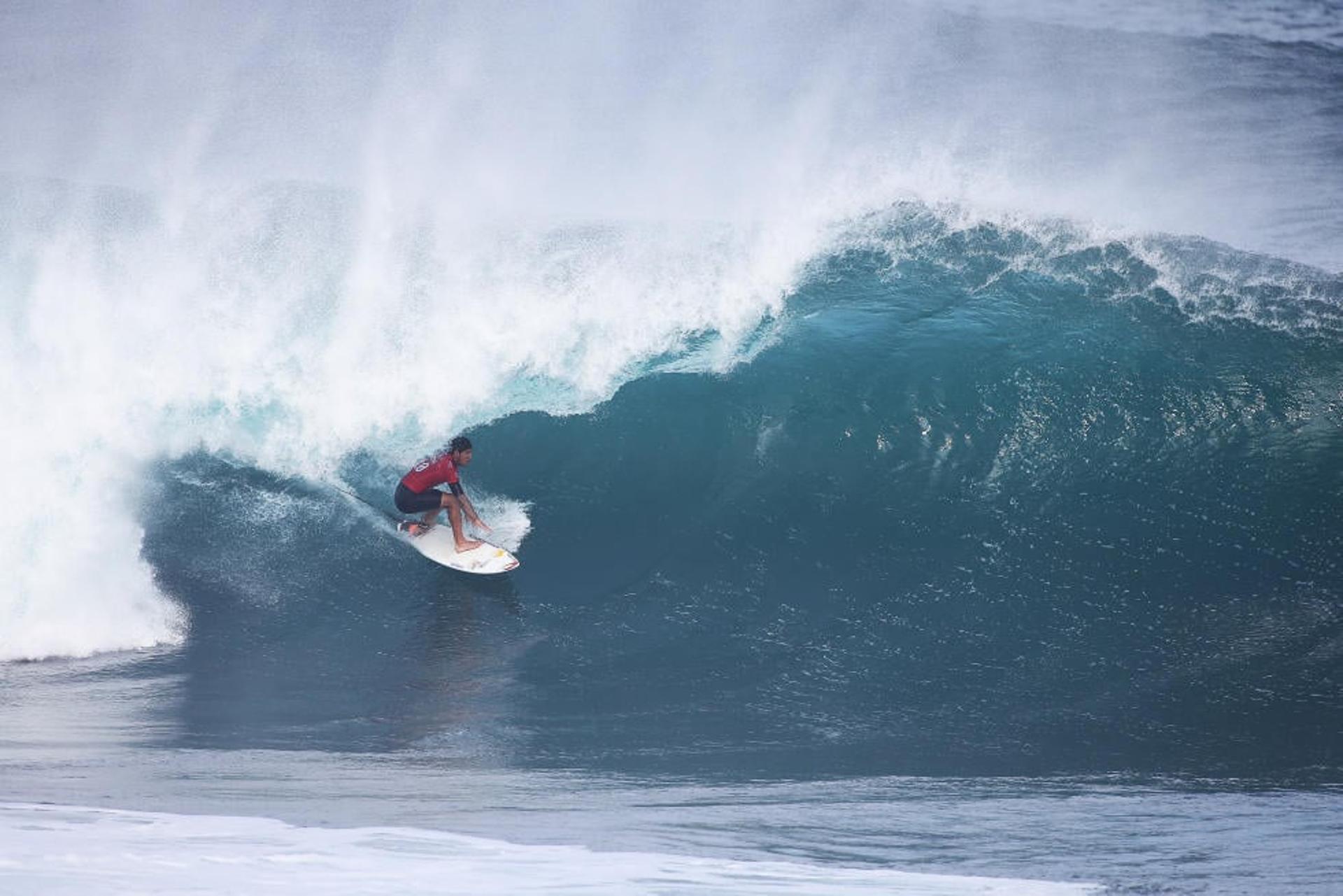 Gabriel Medina pega tubo em Pipeline em sua bateria vencedora (Foto: Divulgação/WSL)