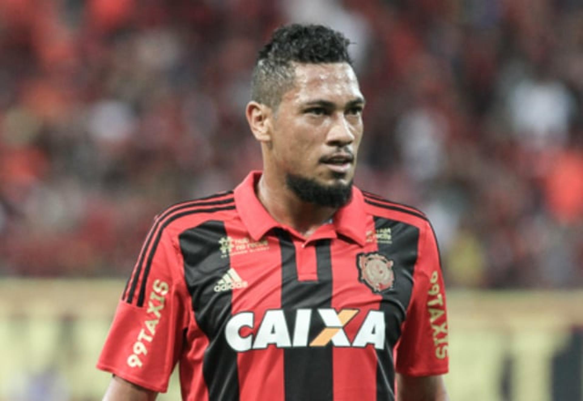 Hernane está próximo da renovação com o Sport para 2016 (Foto: Lino Sultanum/Sport)