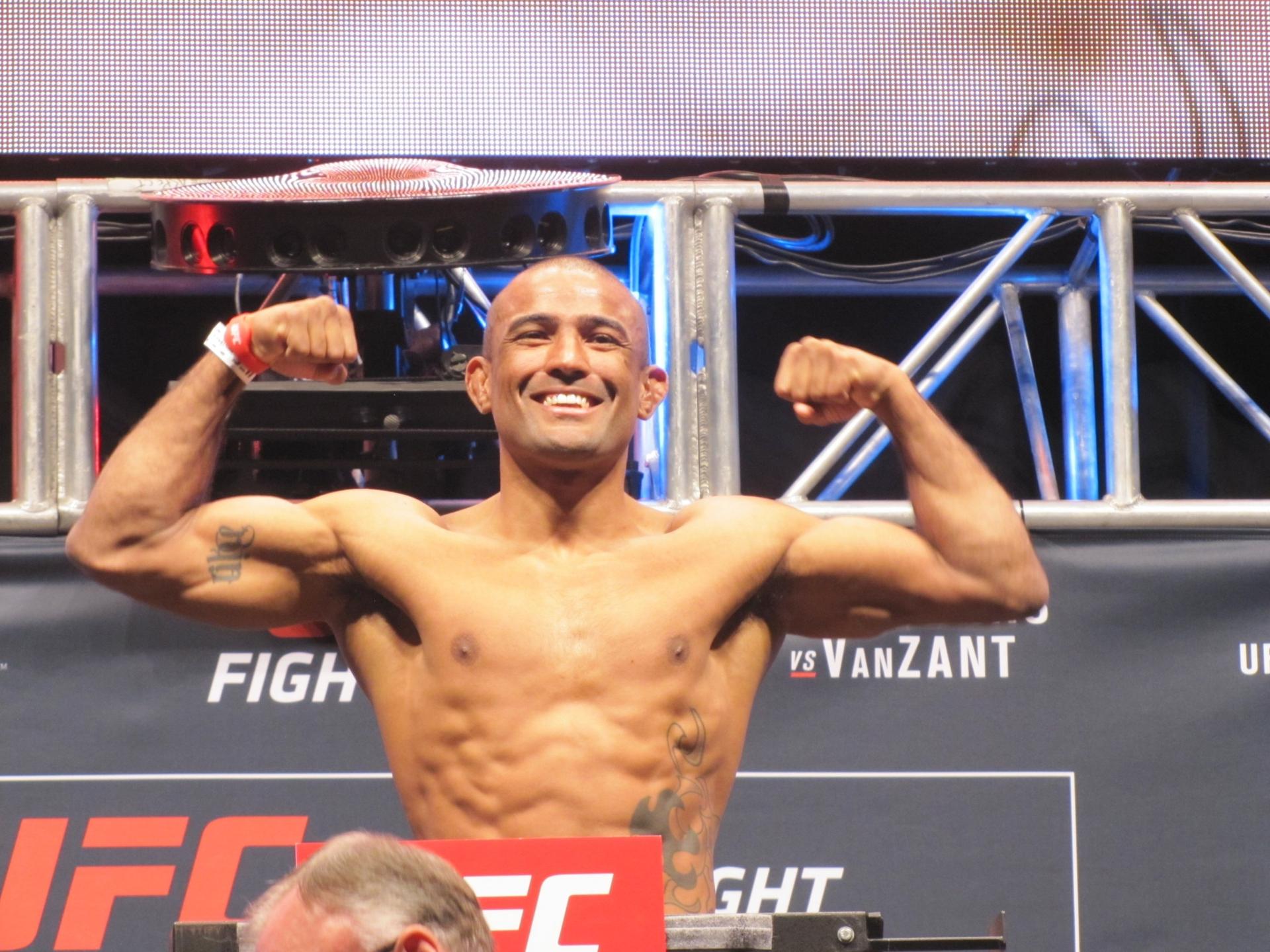 Serginho Moraes venceu Omari Akhmedov com um nocaute no terceiro round (FOTO: Getty Images)