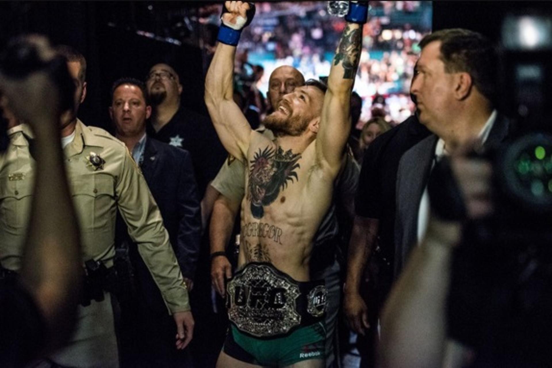 Conor McGregor é o novo campeão absoluto dos penas do UFC (FOTO: Reprodução)