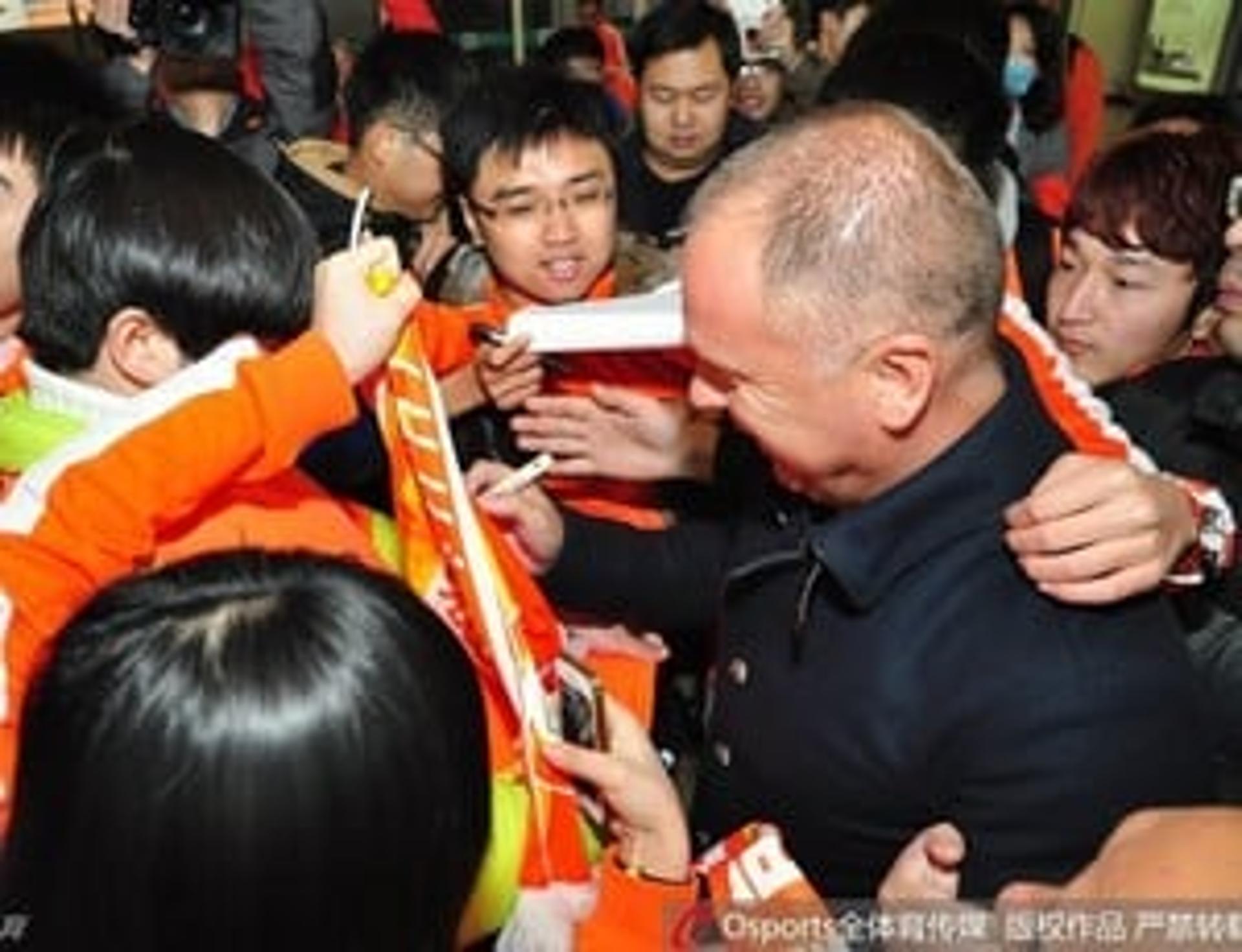 Mano Menezes recebido com festa na China (Foto: Reprodução/Sina)