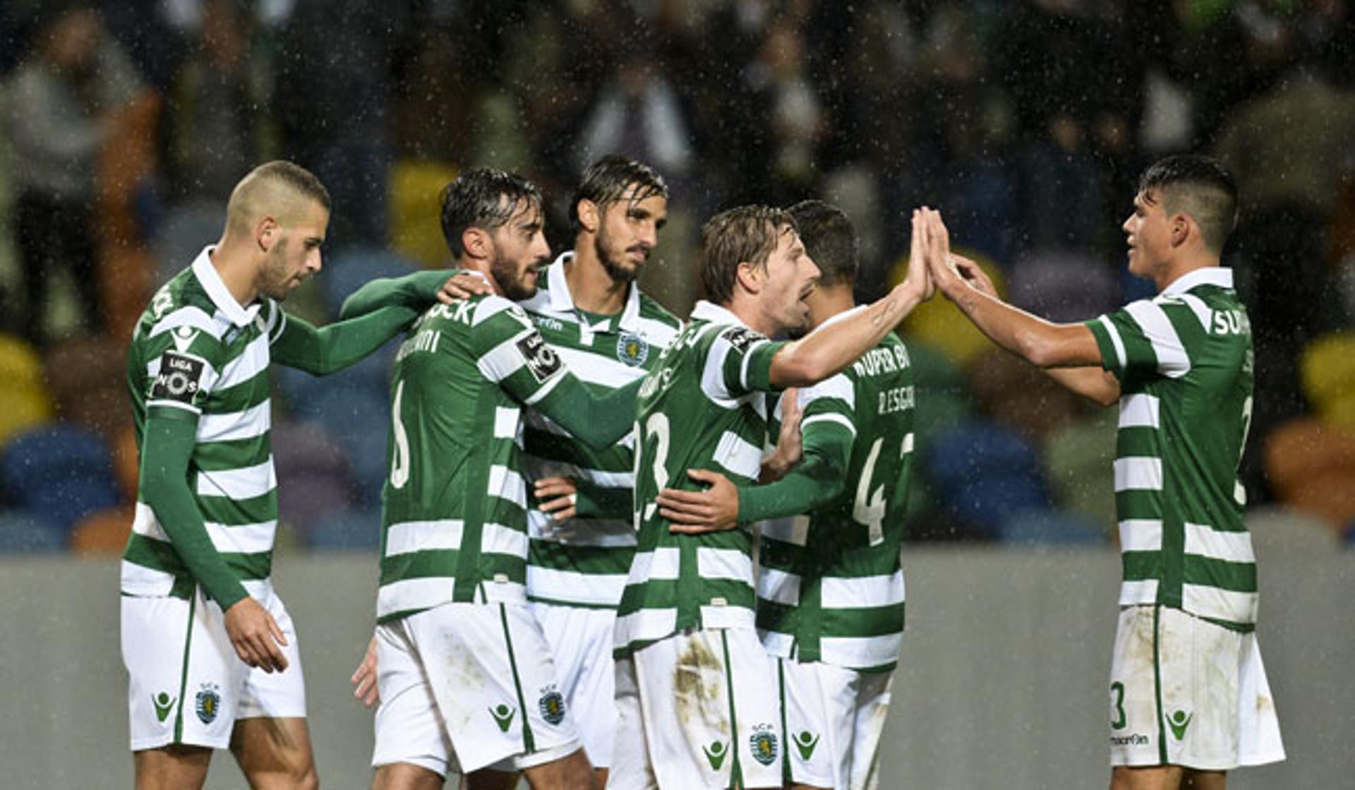 Jogadores do Sporting comemoram gol de Aquilani (Foto: Patricia de Melo Moreira / AFP)