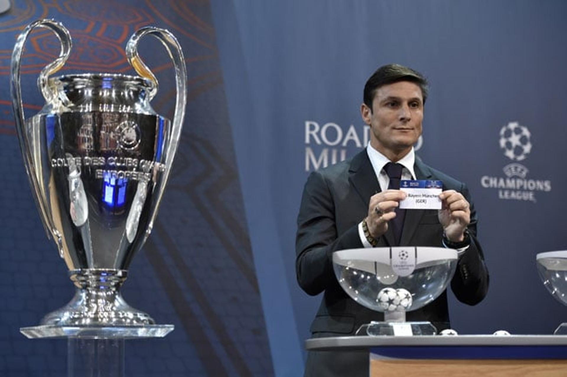 Zanetti tira do pote o papel com o nome do Bayern de Munique (Foto: Fabrice Coffrini / AFP)