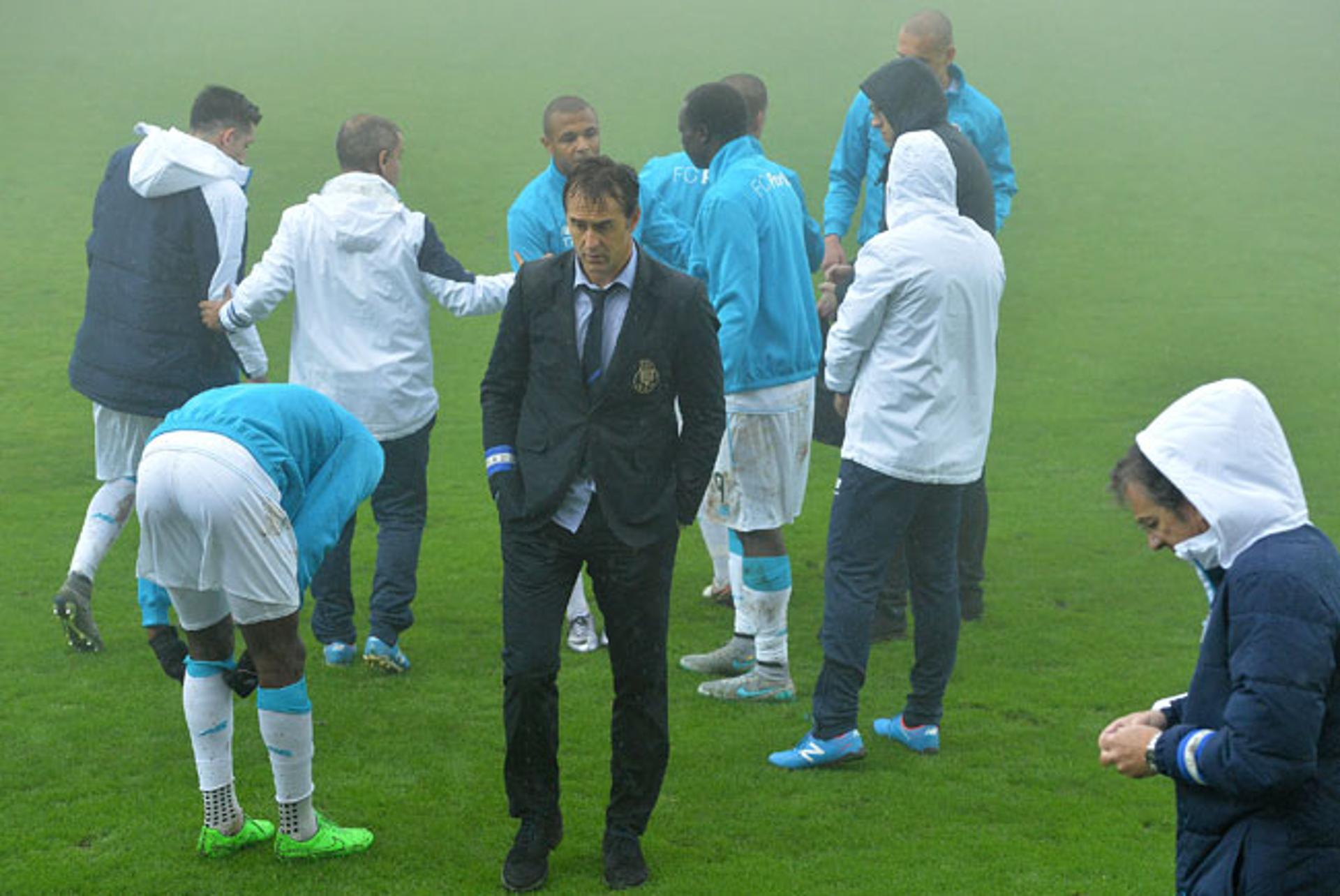 Técnico Julen Lopetegui em uma das paralisações do jogo do Porto contra o Nacional (Foto: Rui Silva / AFP)