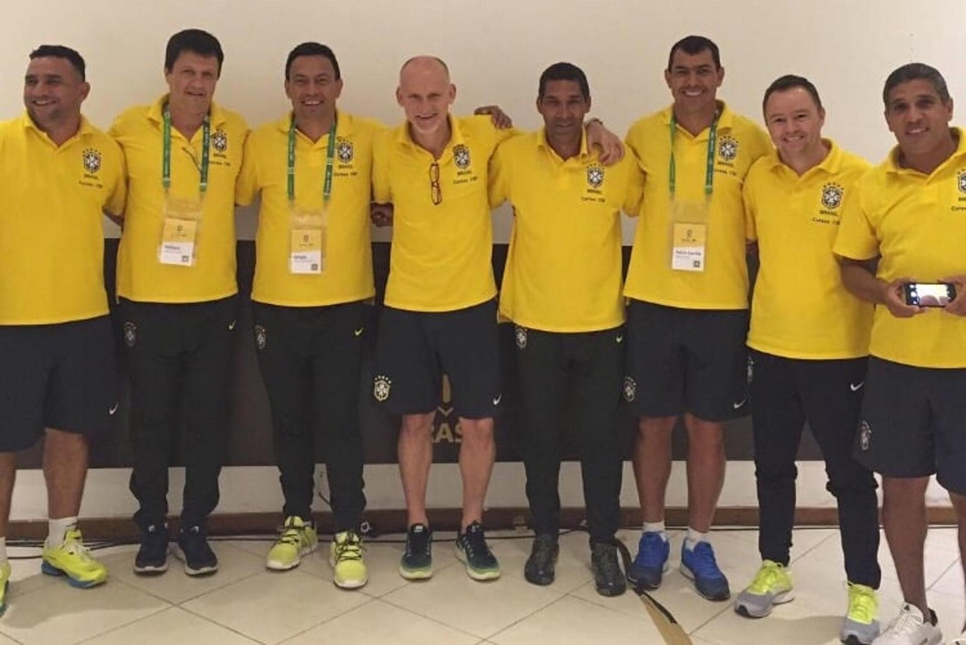 Fabio Carille, auxiliar do Corinthians, é o terceiro da direita para a esquerda (Foto: Reprodução)