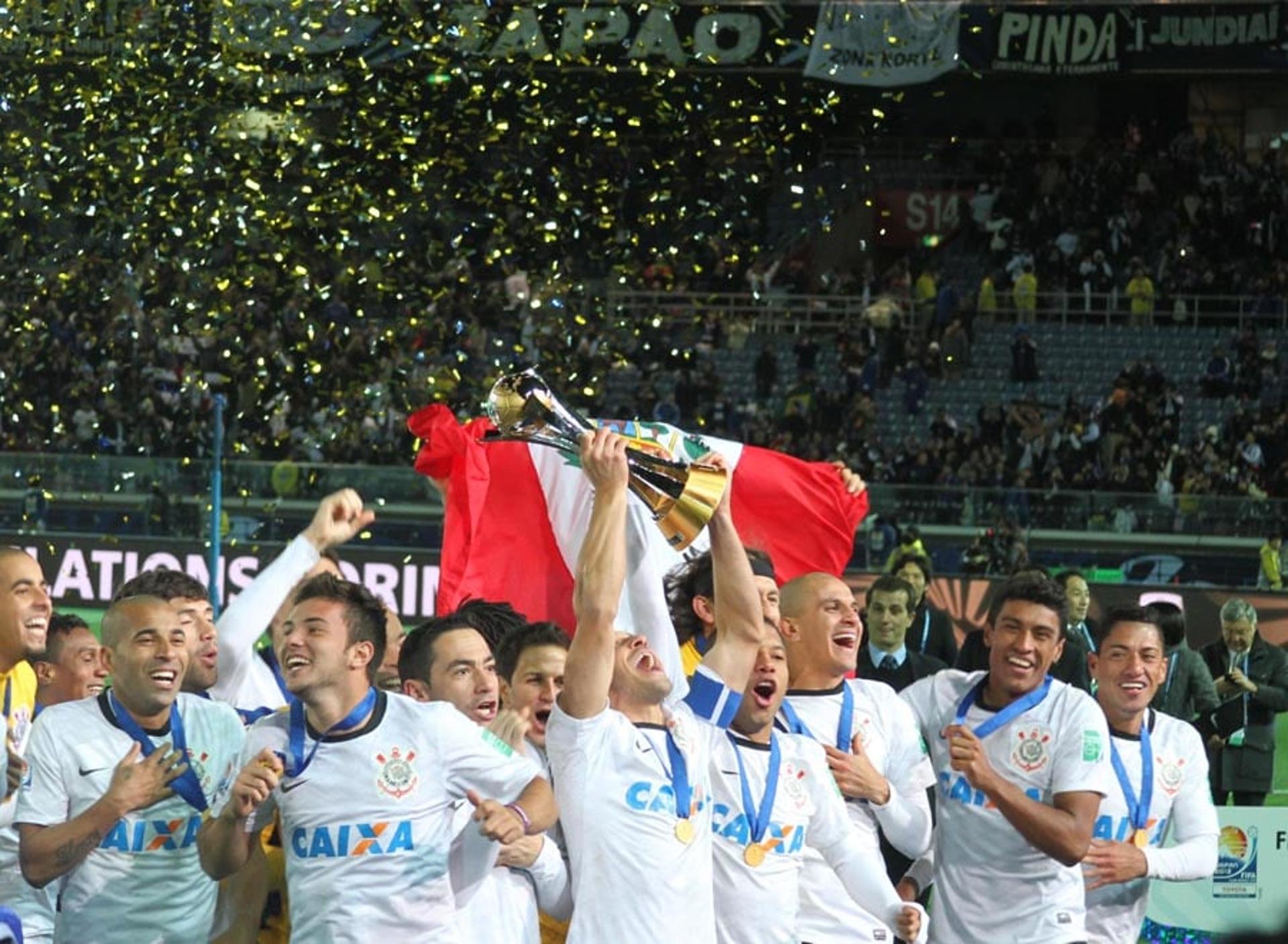 SUSPENDEU PENHORA - O Tribunal de Justiça do Estado de São Paulo (TJSP) suspendeu nesta sexta-feira a penhora da taça do Mundial de Clubes de 2012 do Corinthians. O troféu estava penhorado por conta de um pedido do Instituto Santanense de Ensino Superior, que move um processo contra o Timão.<br>