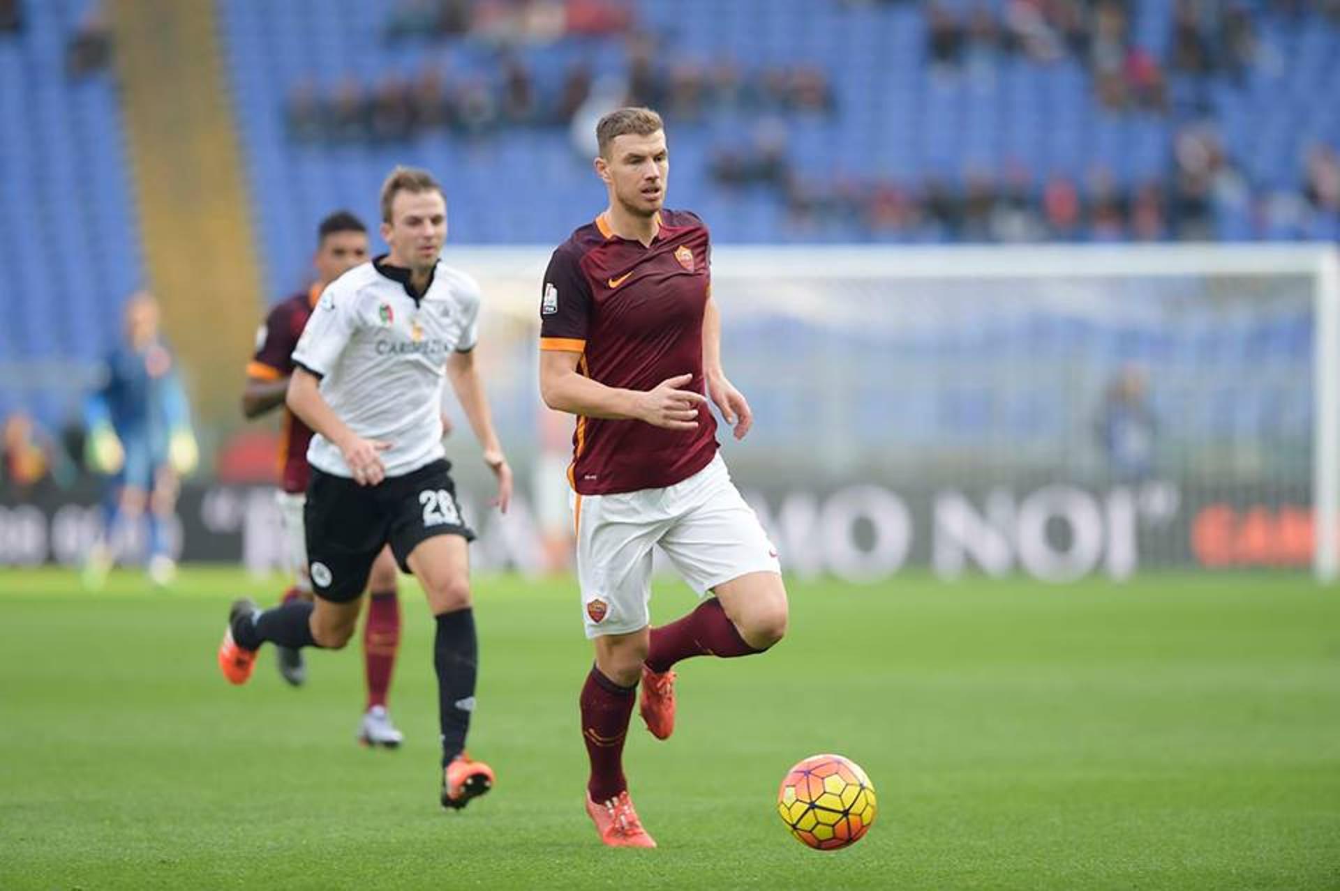 Dzeko não conseguiu marcar durante os 120 minutos (Foto: Reprodução / Facebook)