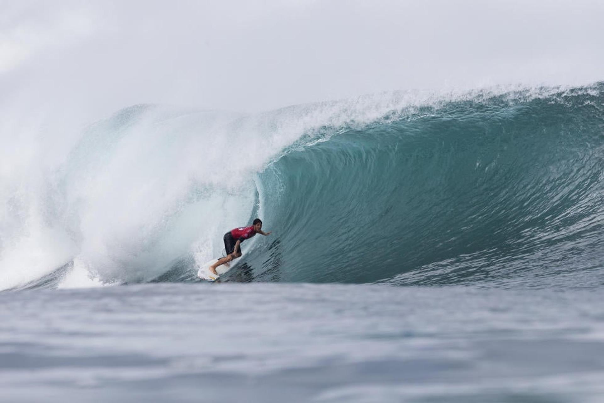 Gabriel Medina surfa um dos tubos perigosos em Pipeline (Foto: WSL/Kelly Cestari)