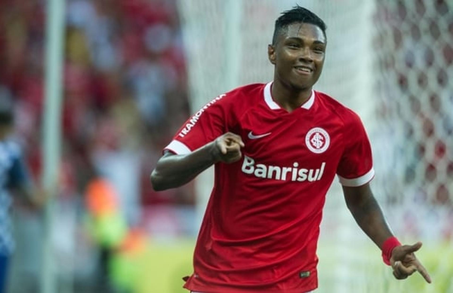 Vitinho com a camisa do Internacional: 49 jogos, 15 gols e seis assistências (Foto: Ricardo Duarte/Internacional)