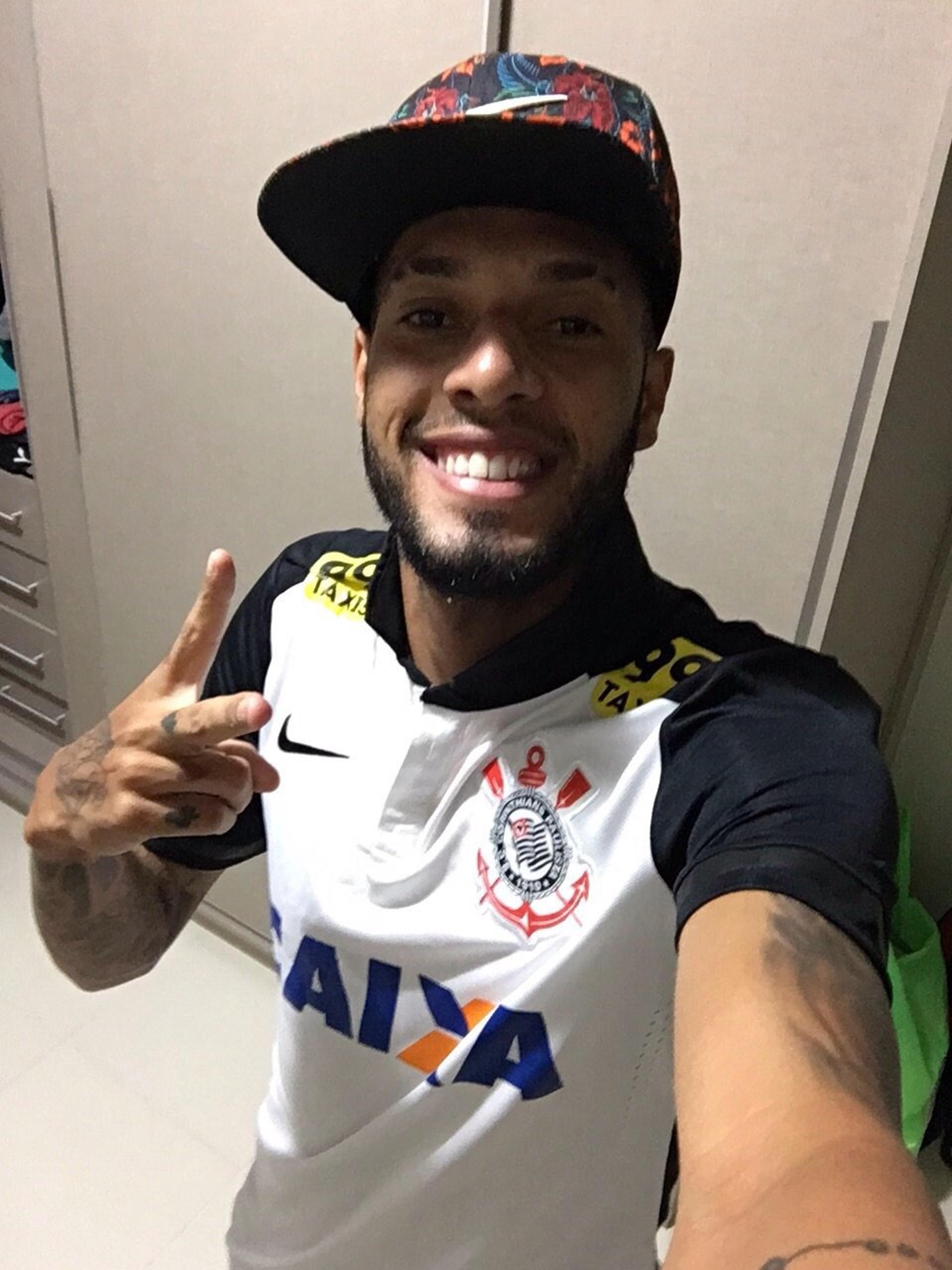 Paulinho, atacante do Flamengo, com a camisa do Corinthians (Foto: Reprodução)