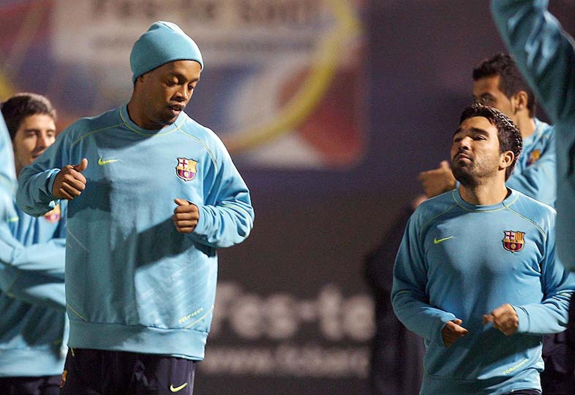 Ronaldinho tornou-se grande amigo de Deco nos tempos de Barcelona (Foto: Arquivo LANCE!)