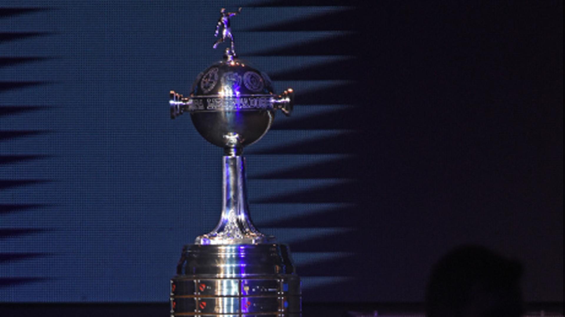 HOME - Sorteio da Libertadores de 2016 no Paraguai - Taça (Foto: Norberto Duarte/AFP)