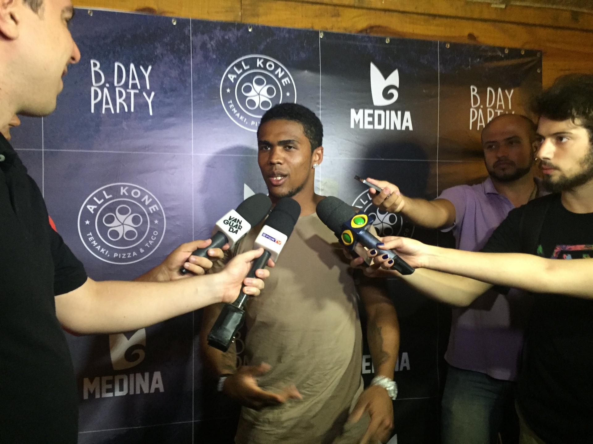 Douglas Costa compareceu ao aniversário de Gabriel Medina (Foto: Amanda Andrade)