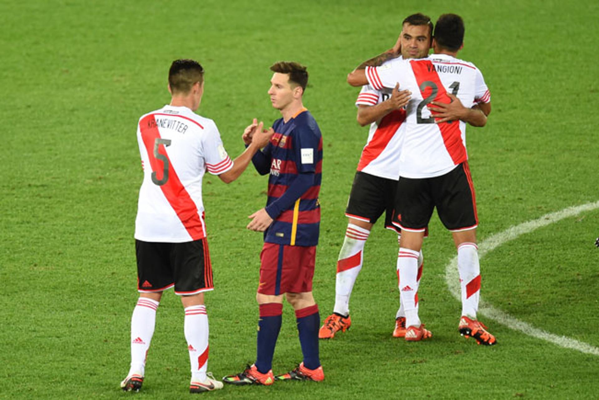 Kranevitter cumprimenta Messi após derrota para o Barcelona no Mundial (Foto: Toru Yamanaka / AFP)