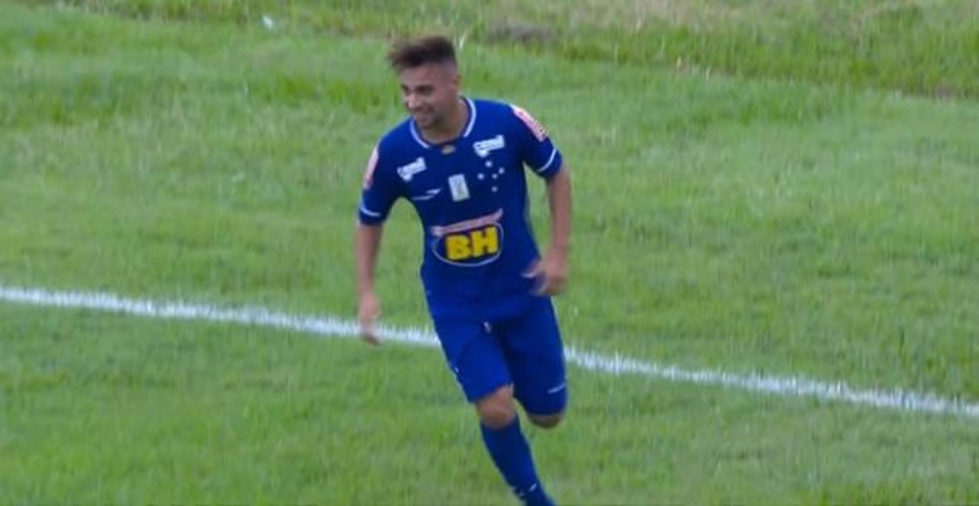 Rick comemora o segundo gol do Cruzeiro diante do Comercial (Foto: Reprodução/SporTV)