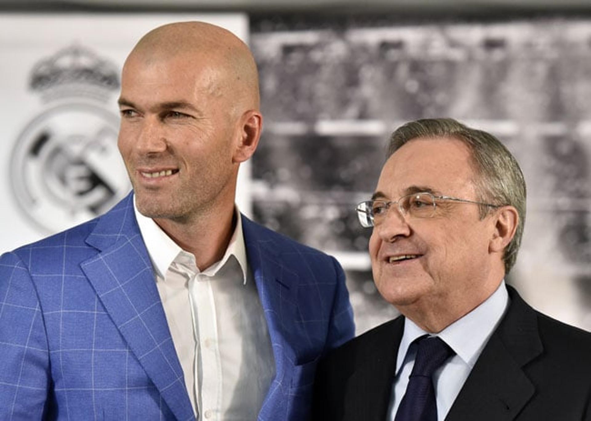 Zidane foi anunciado pelo presidente Florentino Pérez (Foto: Gerard Julien / AFP)