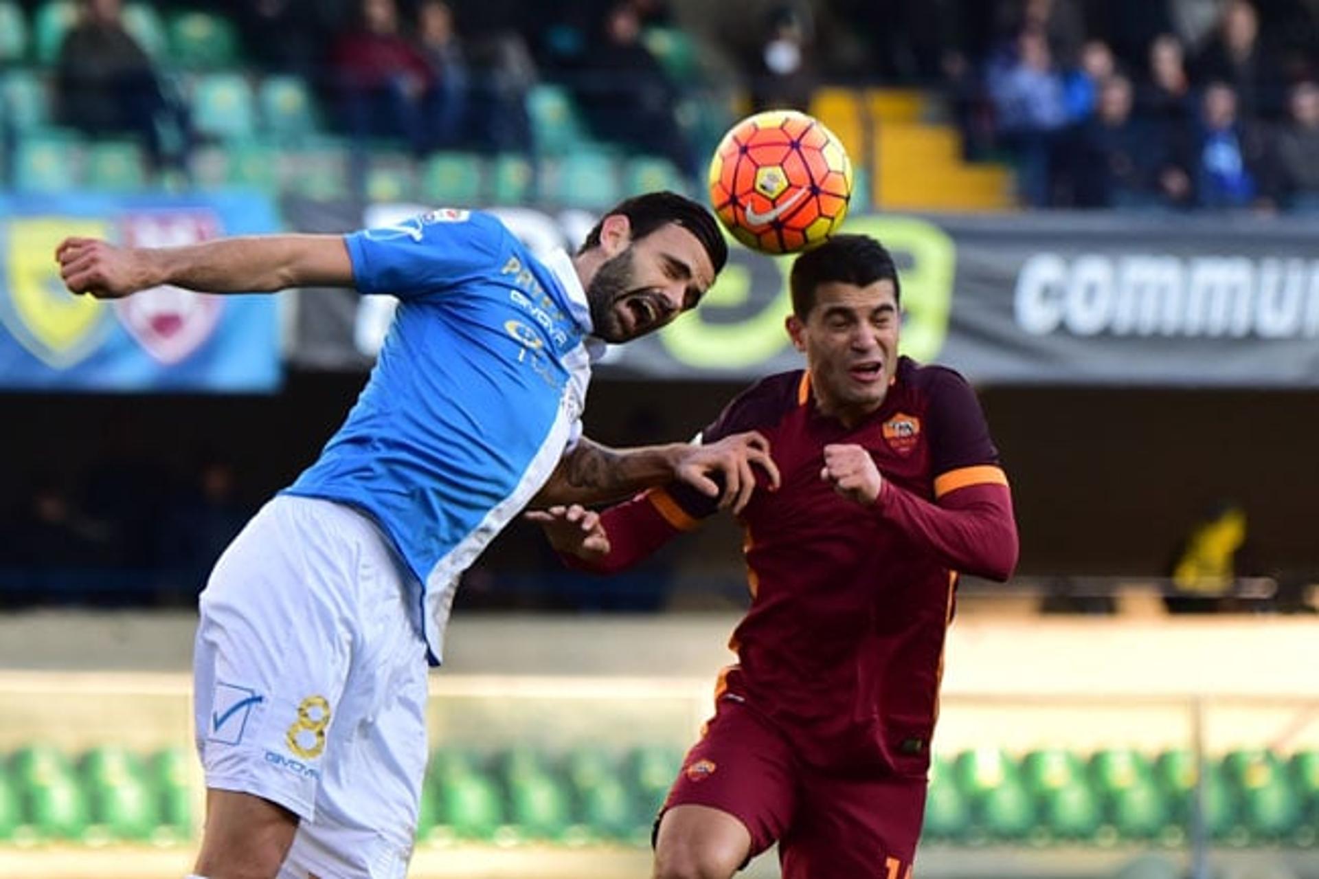 Aigo Falque tenta levar vantagem em jogada aérea pela Roma (Foto: Giuseppe Cacace / AFP)