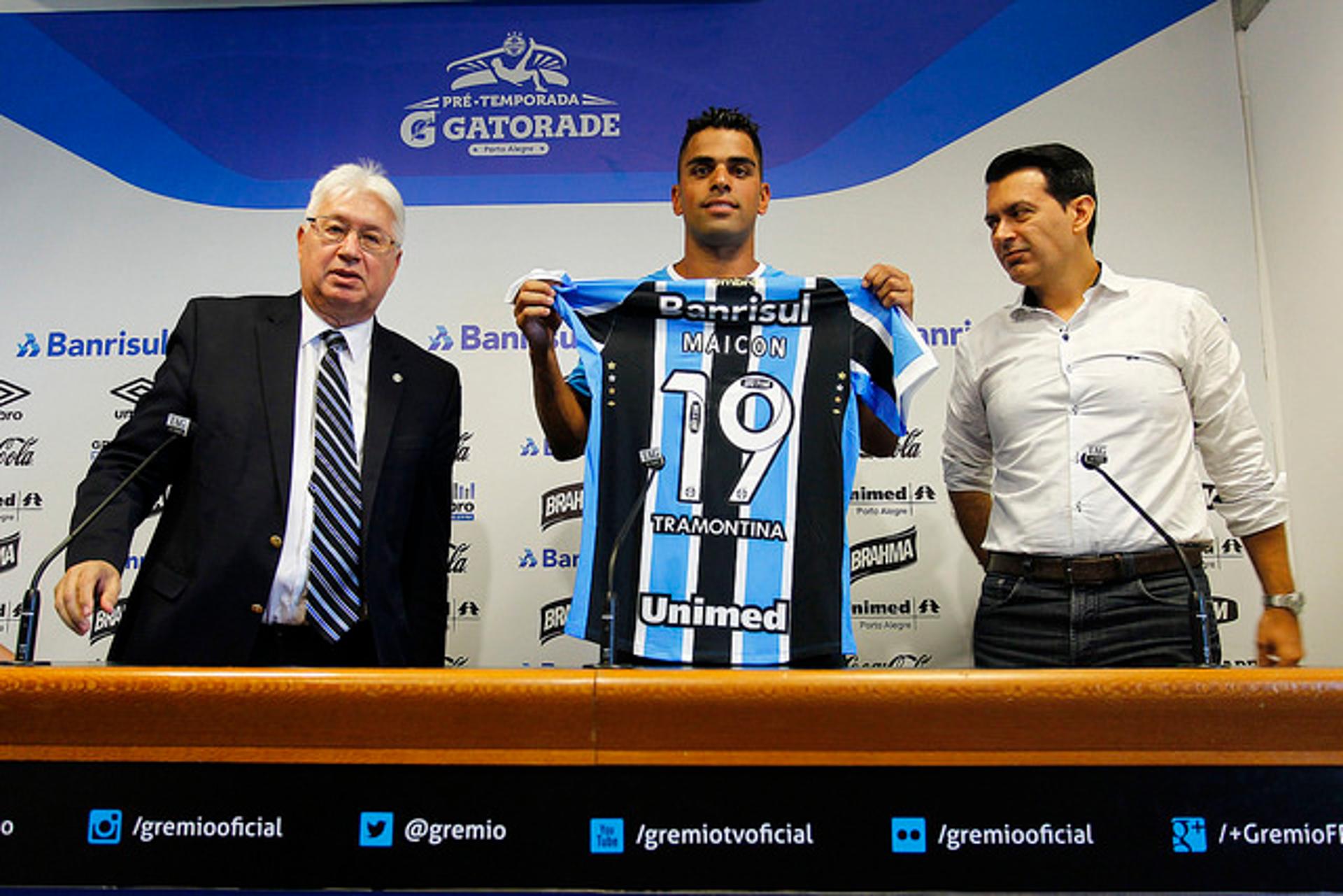 Contratado em definitivo, Maicon foi "apresentado" no Grêmio (Foto: Lucas Uebel/Grêmio)