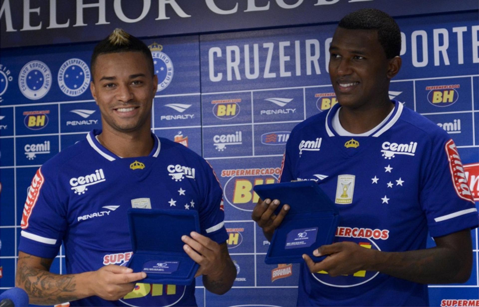 Rafael Silva e Douglas Coutinho são apresentados de forma oficial