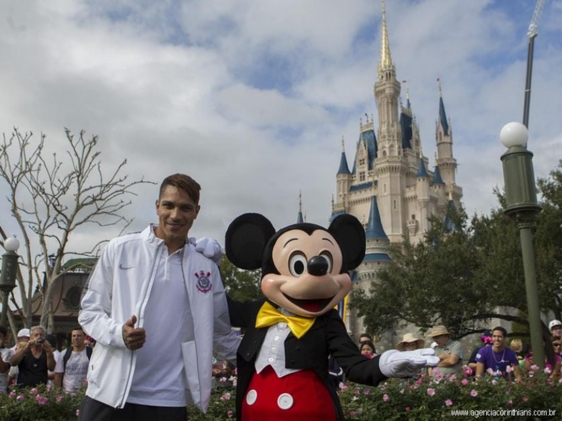 Guerrero foi o representante do Corinthians em 2015 e posou ao lado do Mickey (Foto: Daniel Augusto Jr/Divulgação)