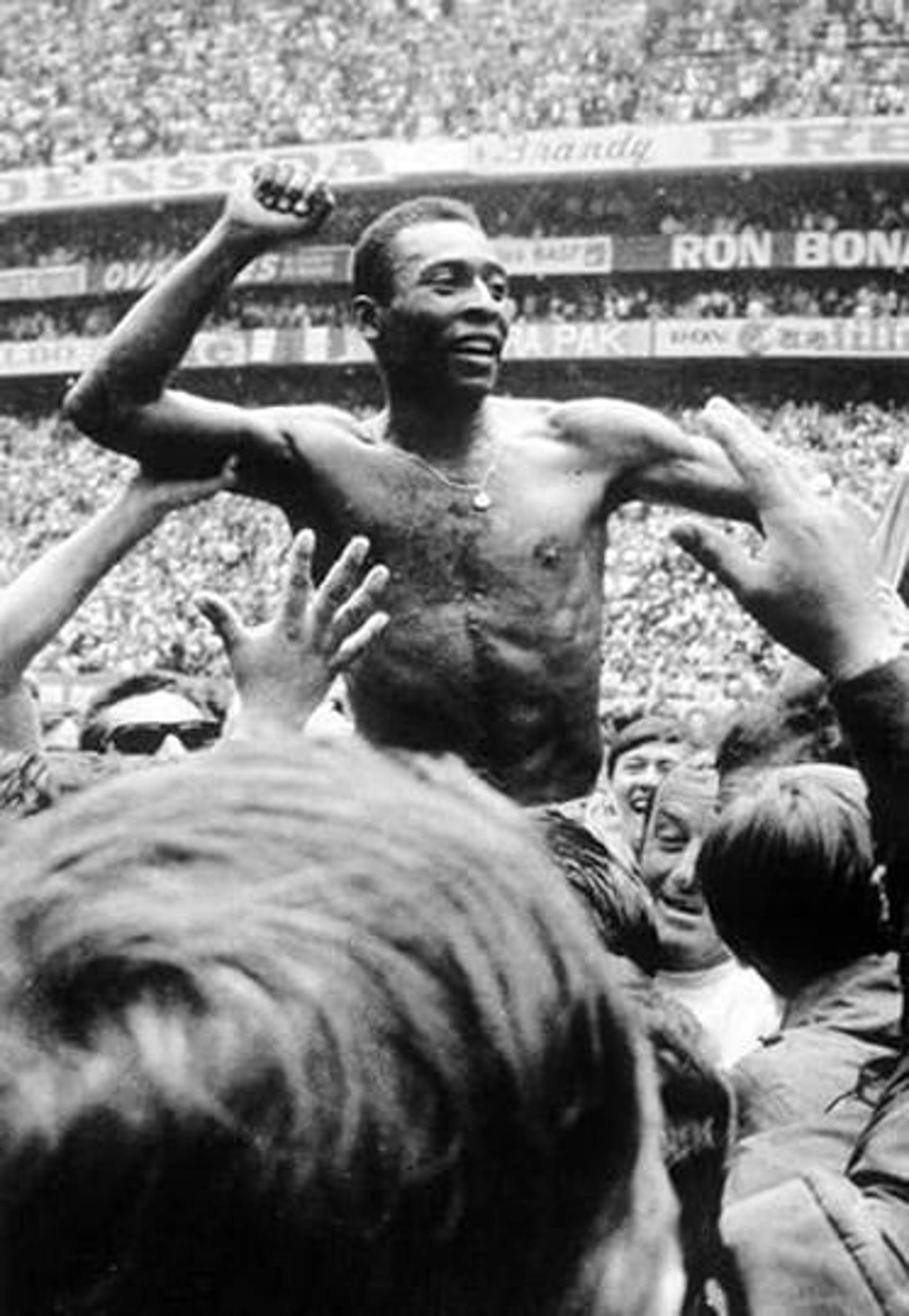 Rei do Futebol, Pelé jamais ganhou a Bola de Ouro, pois entre&nbsp;1956 e 1995 a honraria era dada apenas para europeus