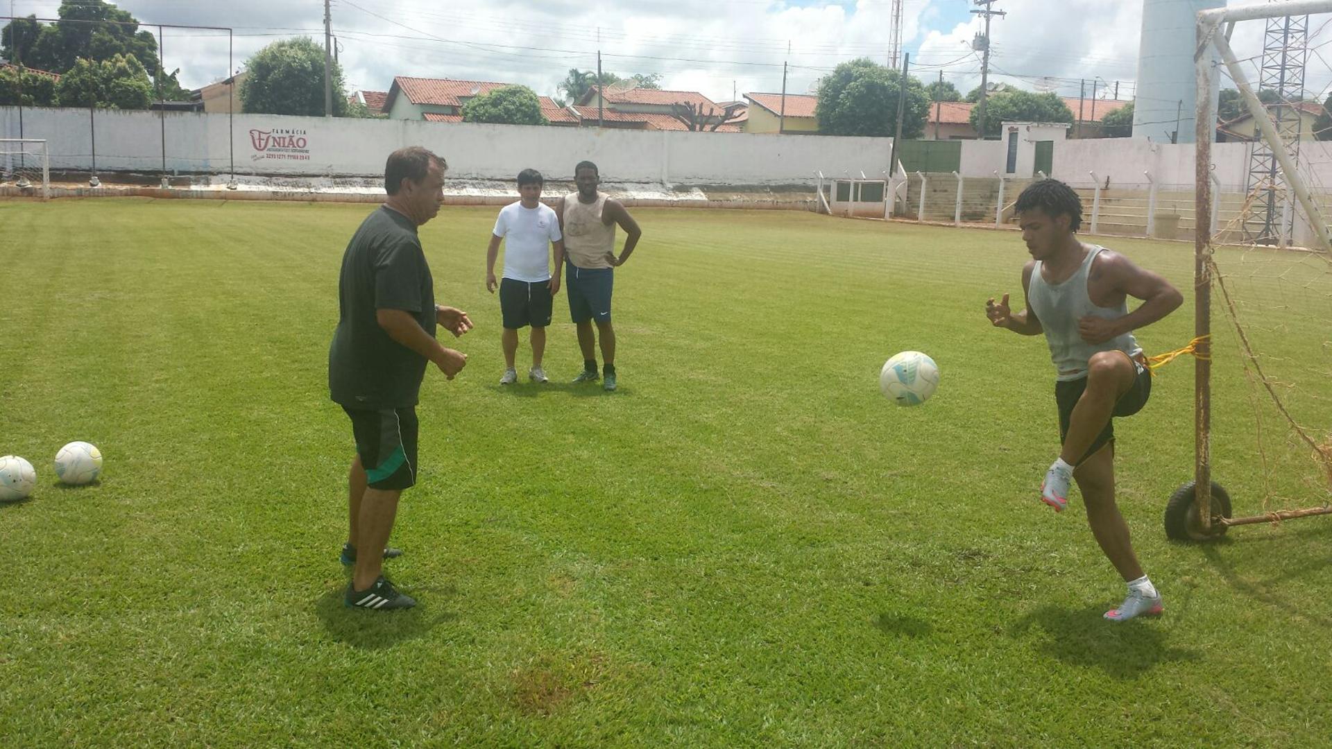 Romarinho treinando em sua cidade natal, durante visita ao Brasil (Foto: Divulgação)