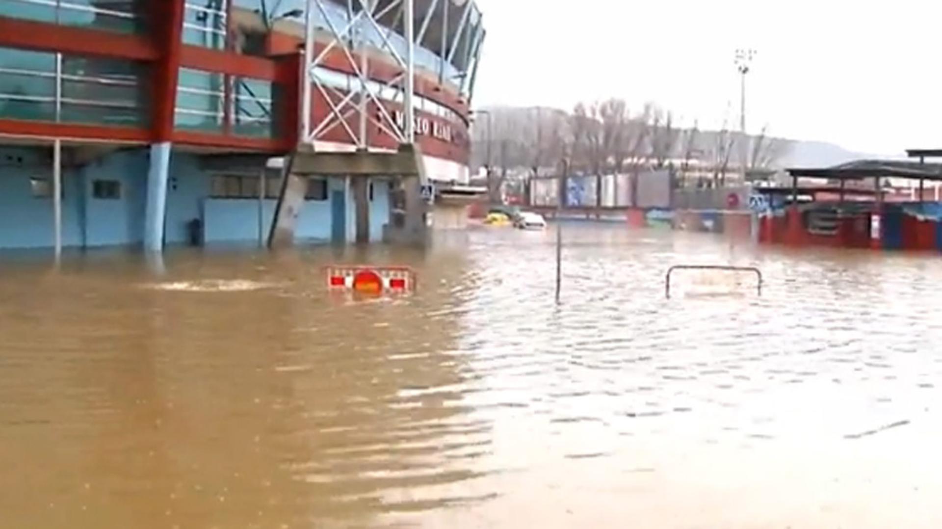 HOME - Balaídos, estádio do Celta de Vigo, inundado por causa da chuva (Foto: Reprodução)