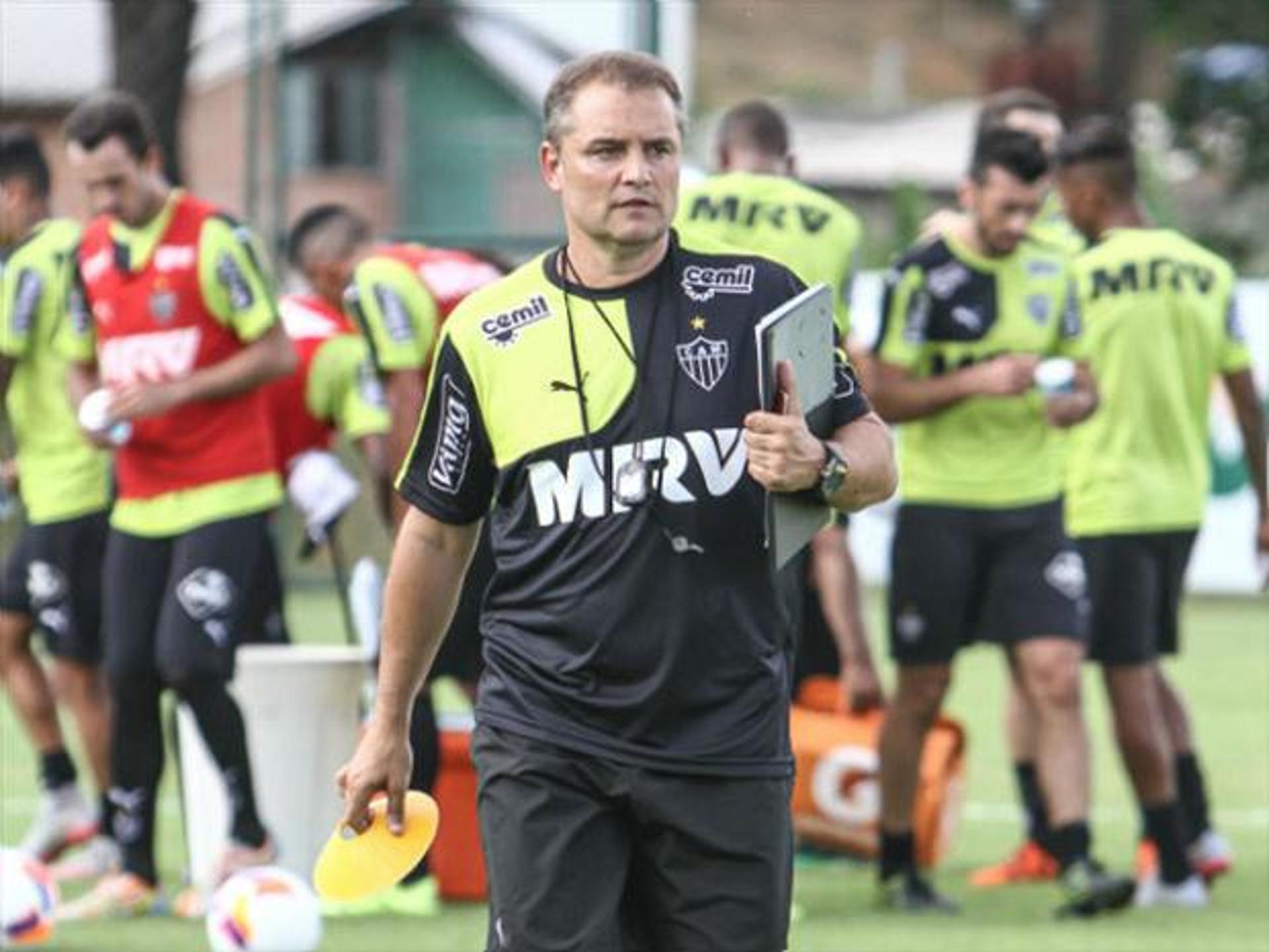 Aguirre durante treino na Cidade do Galo (Foto: Bruno Cantini)