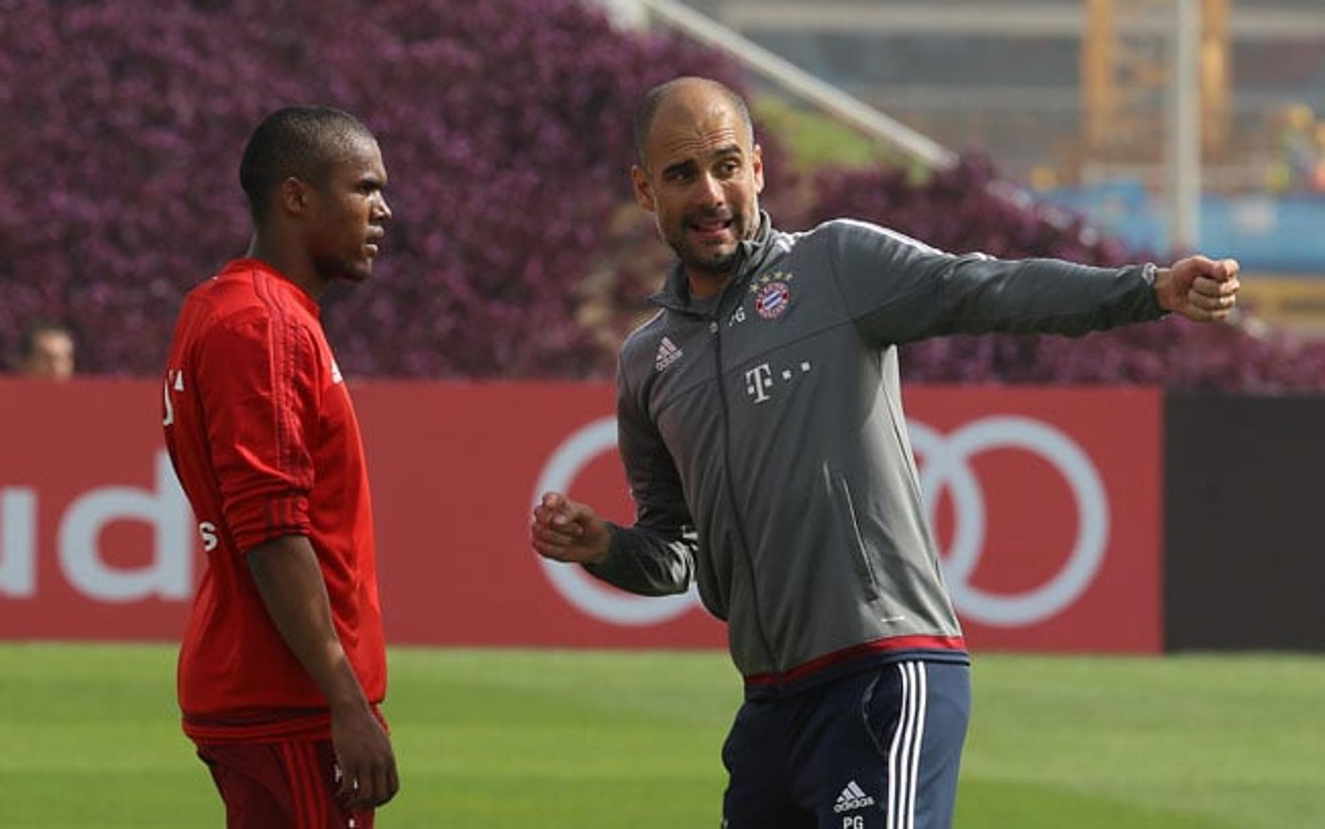 Guardiola e Douglas Costa (Foto: Karim Jaafar / AFP)