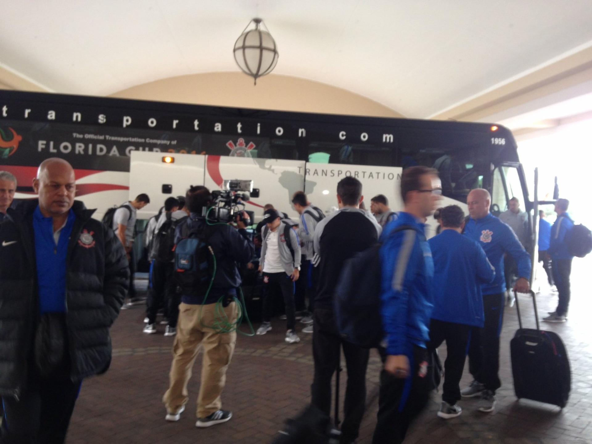 Desembarque do Corinthians no hotel em Orlando (Foto: Bruno Cassucci)