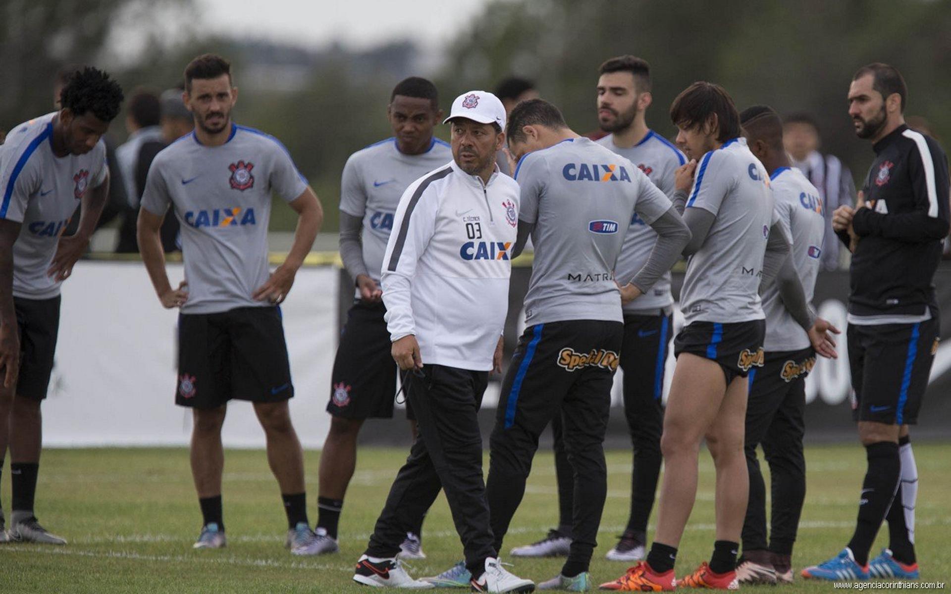 Time titular do Corinthians, com o auxiliar Cleber Xavier (Foto: Daniel Augusto Jr)