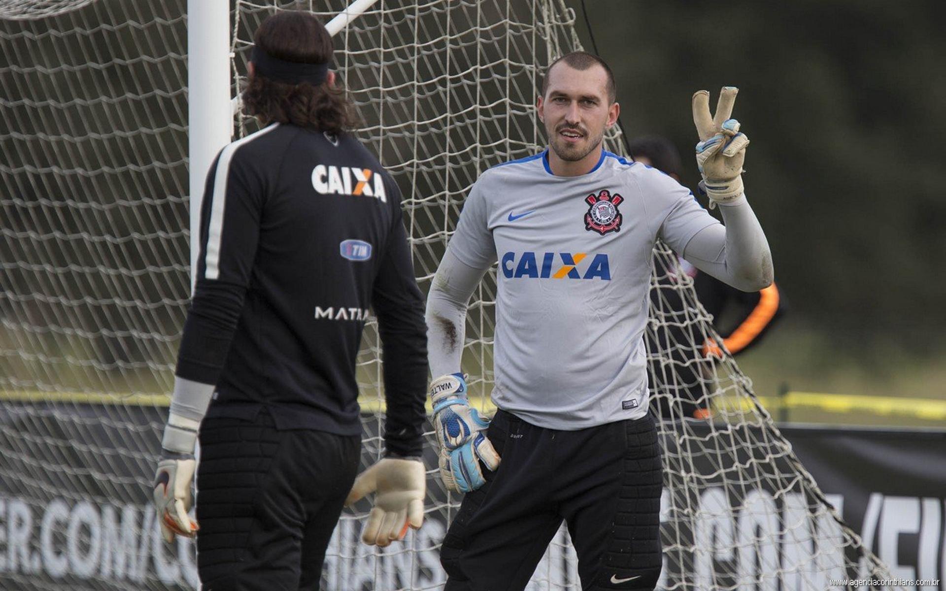 Cássio e Walter, goleiros do Corinthians, durante treino (Foto: Daniel Augusto Jr)