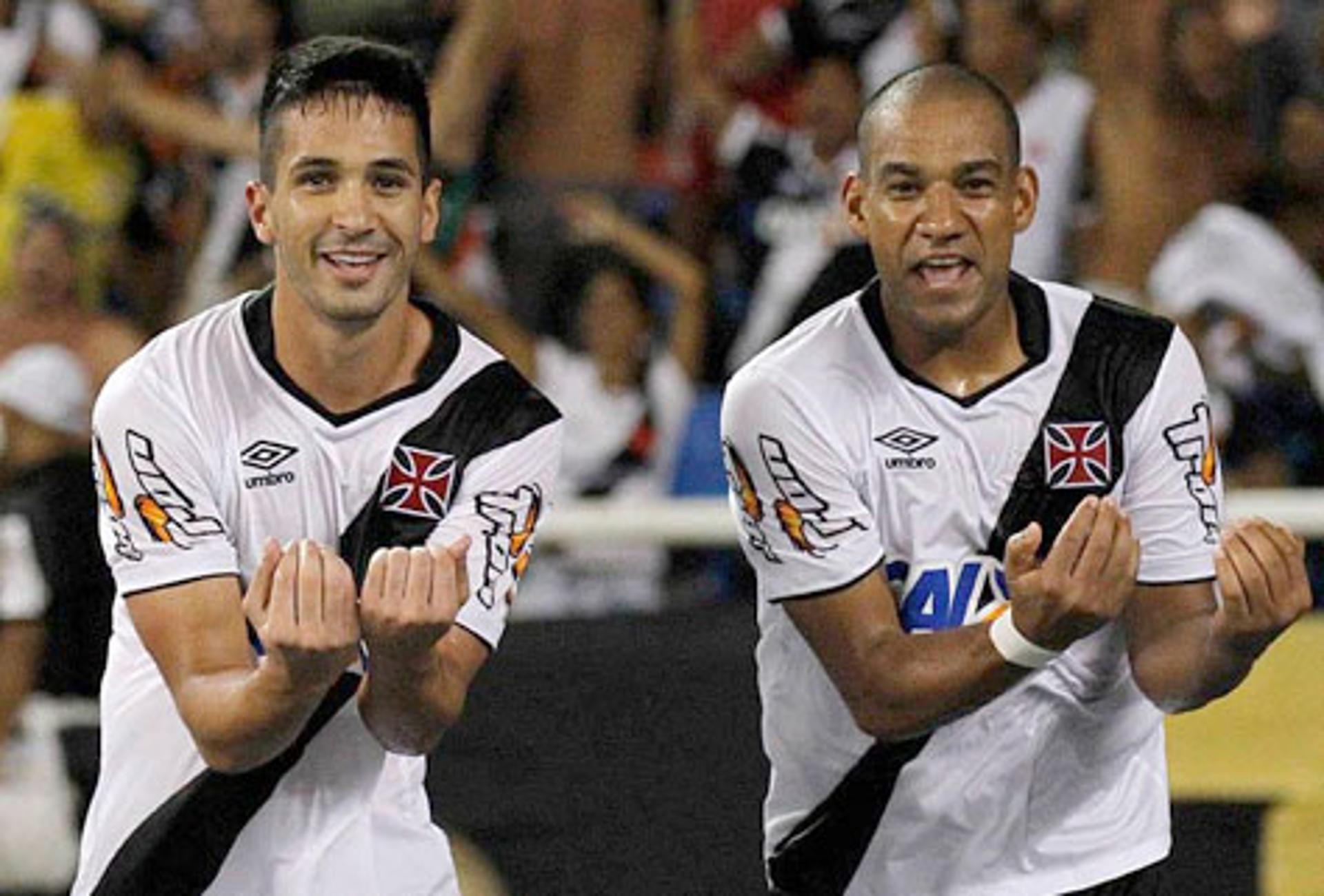 Rodrigo e Luan comemoram gol