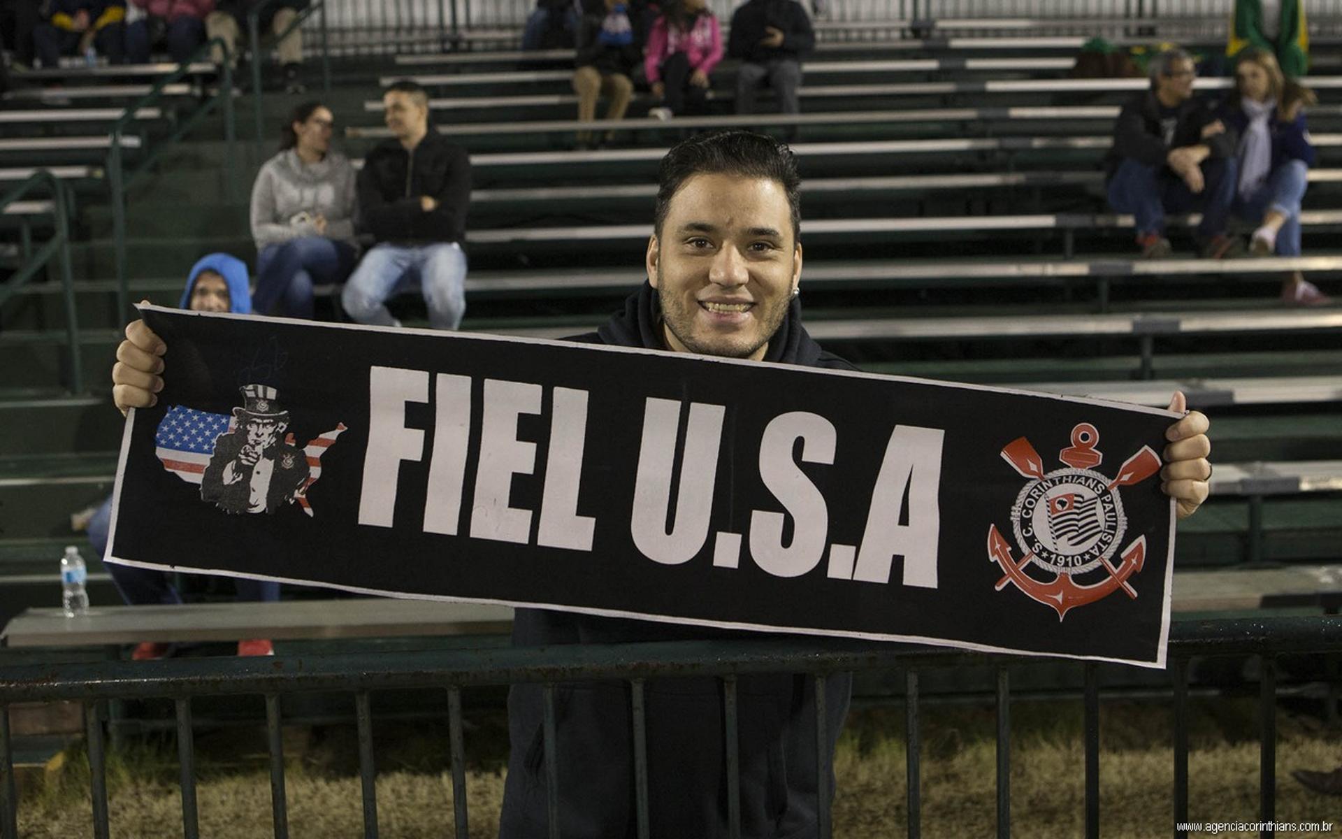 Torcedor corintiano posa com faixa de torcida norte-americana antes de jogo da Florida Cup (Foto: Daniel Augusto Jr_)