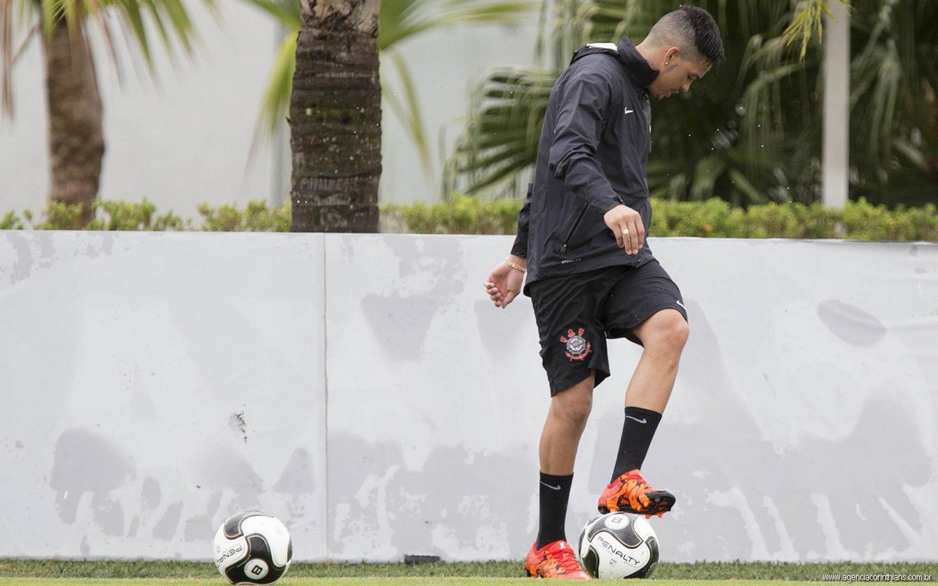 Luciano já treina com bola no CT Joaquim Grava (Foto: Daniel Augusto Jr)