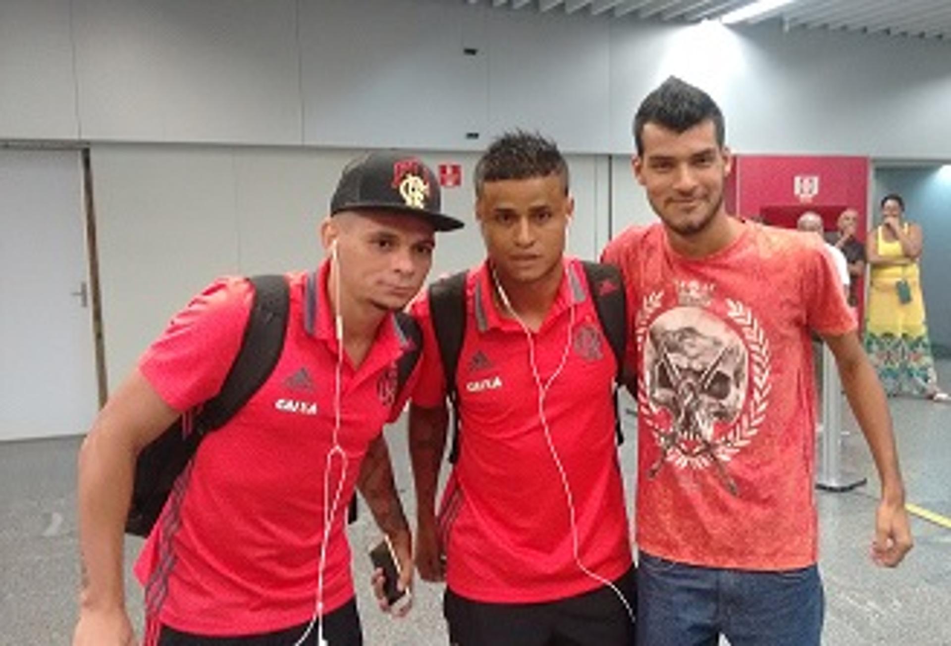 Pará e Everton posam para foto com torcedor (Paulo Victor Reis)