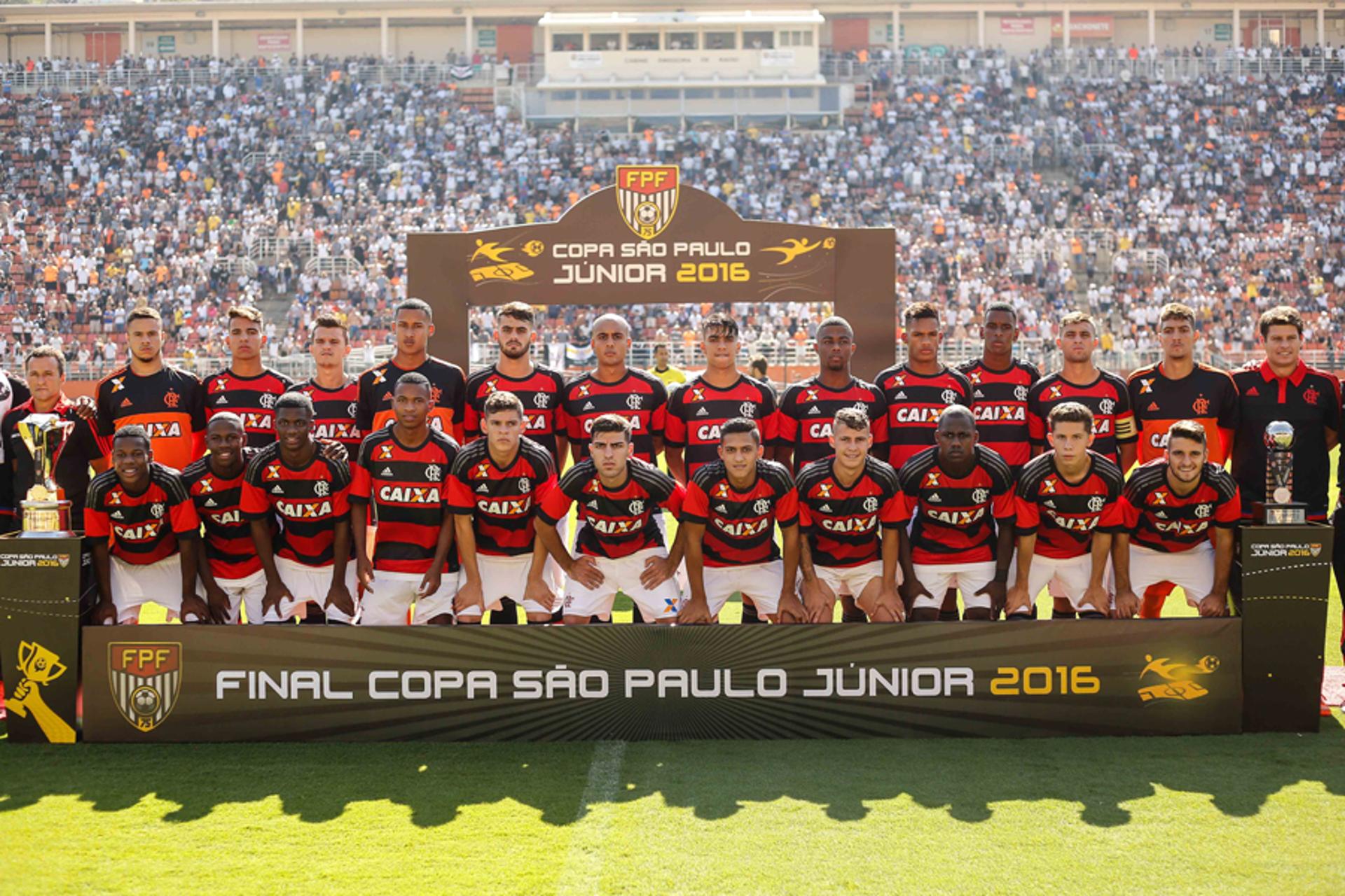 Time do Flamengo posando antes do duelo